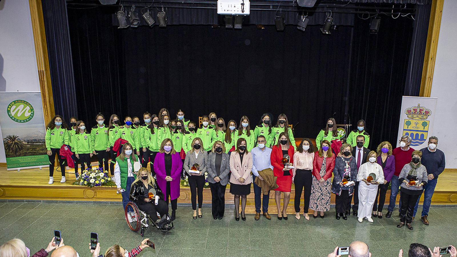 Foto de familia de todas las premiadas.