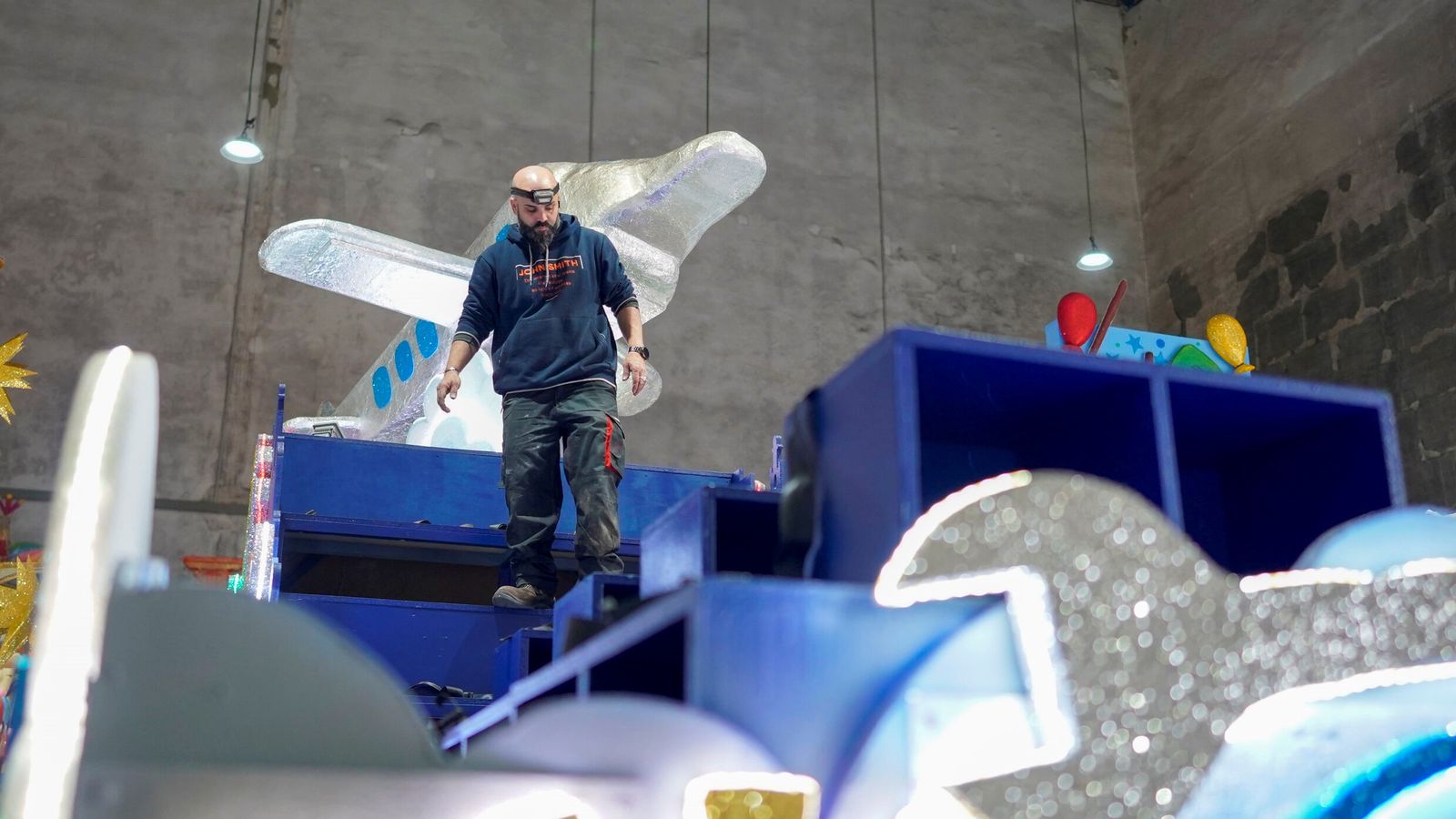 Uno de los trabajadores en la carroza de Fedeme.