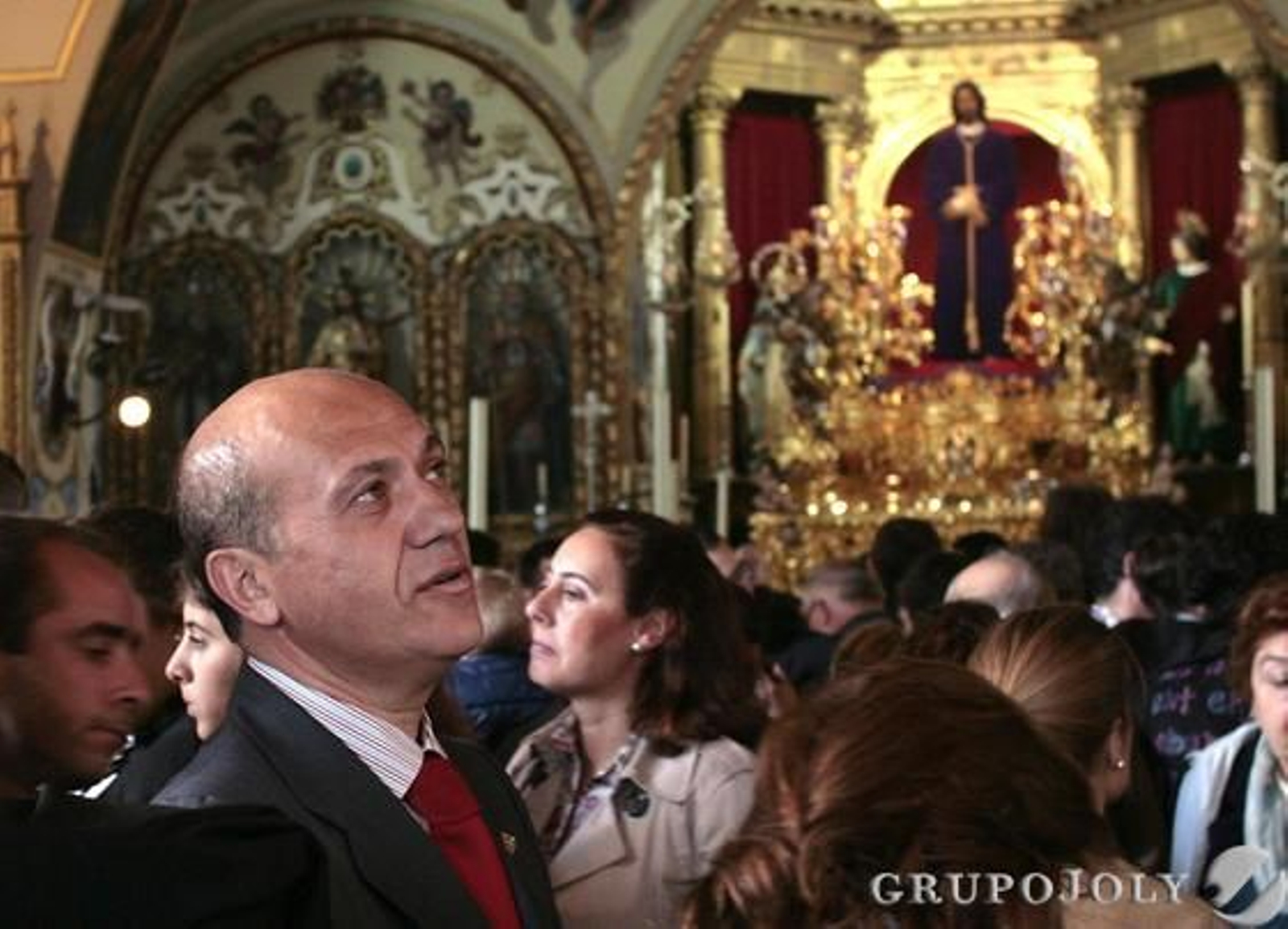 El presidente del Sevilla, José María del Nido, durante su visita a la parroquia de Santa Genoveva.

Foto: Juan Carlos Muñoz