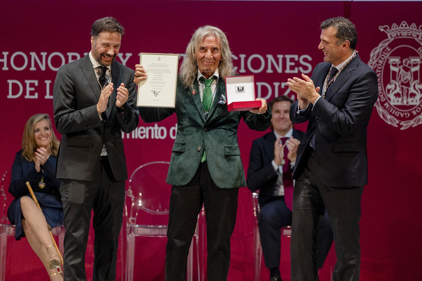 Las imágenes del acto de entrega de los títulos de hijos predilectos y adoptivos y de las medallas de oro de la ciudad.