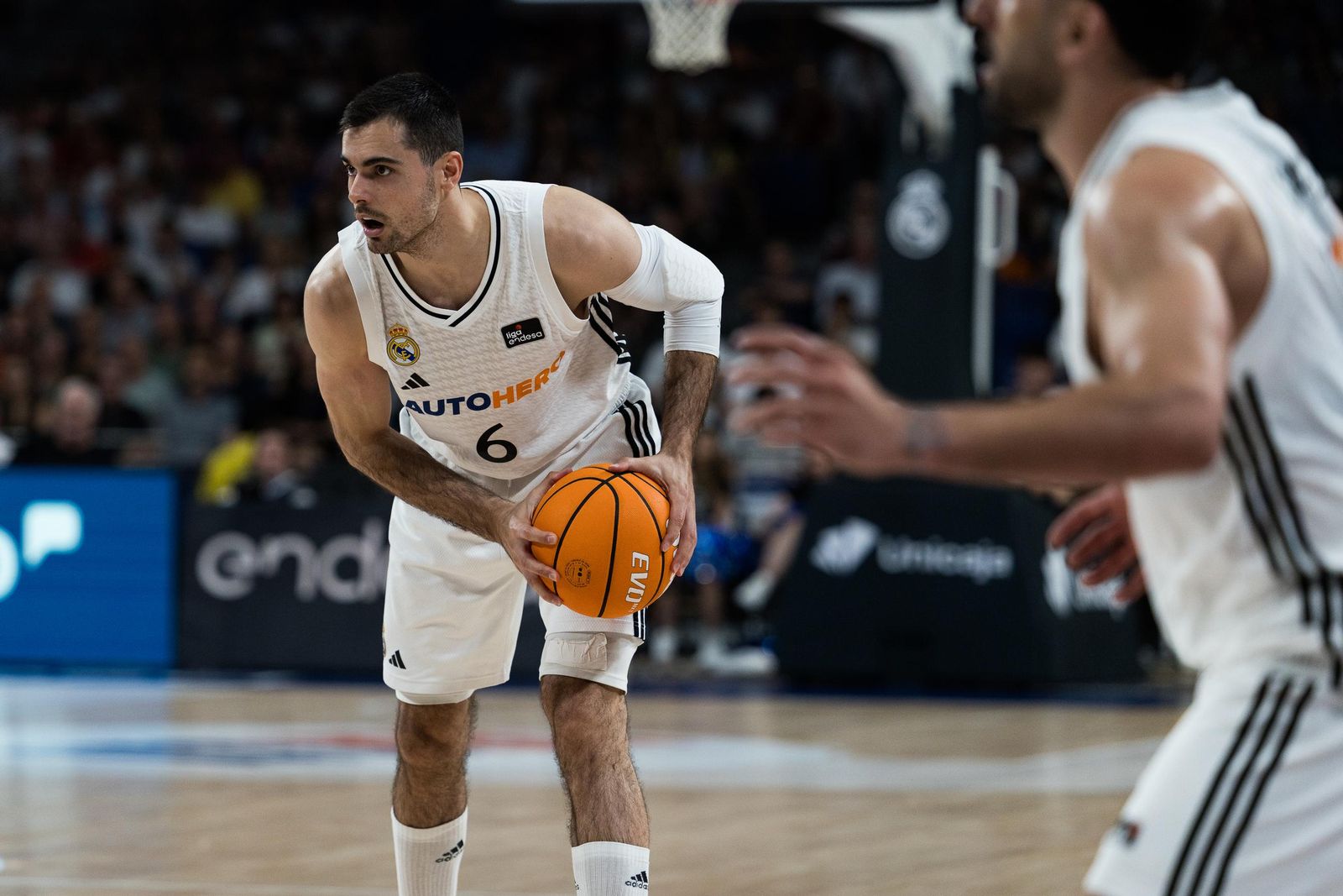 El Real Madrid sufre pero gana al Baskonia (82-76)