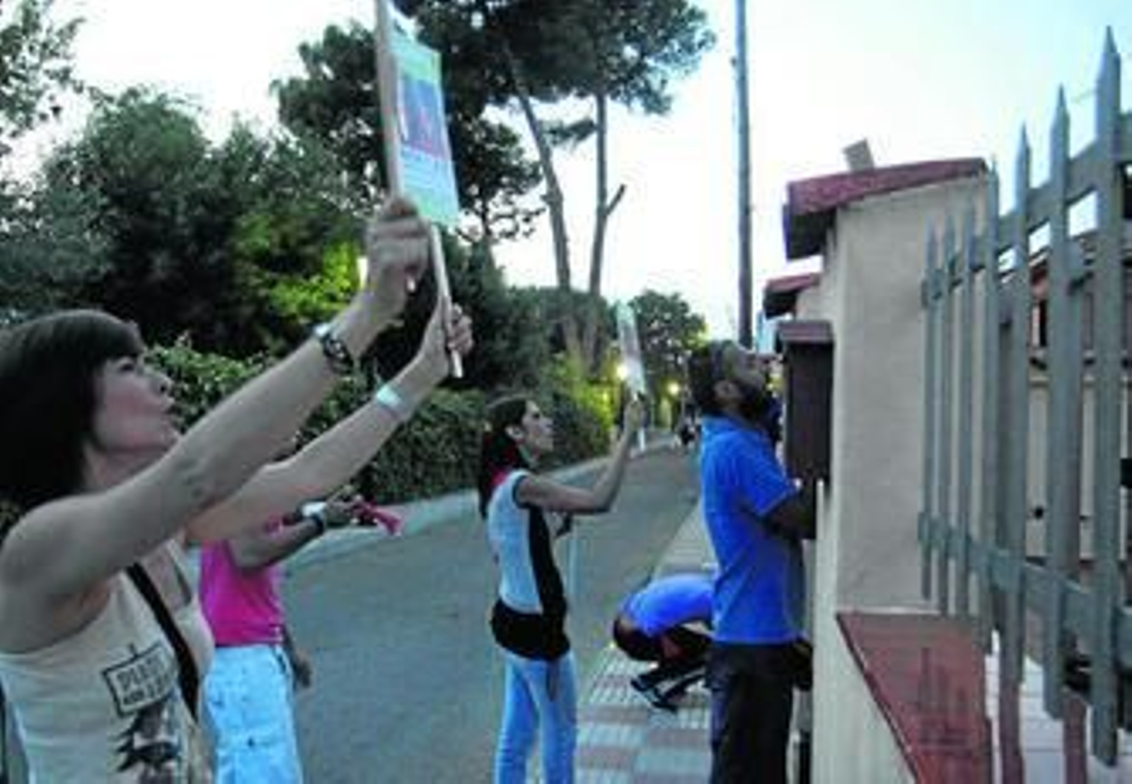 Familiares de Ruth Ortiz, el martes a las puertas de la casa de Rafael Bretón en Sevilla.