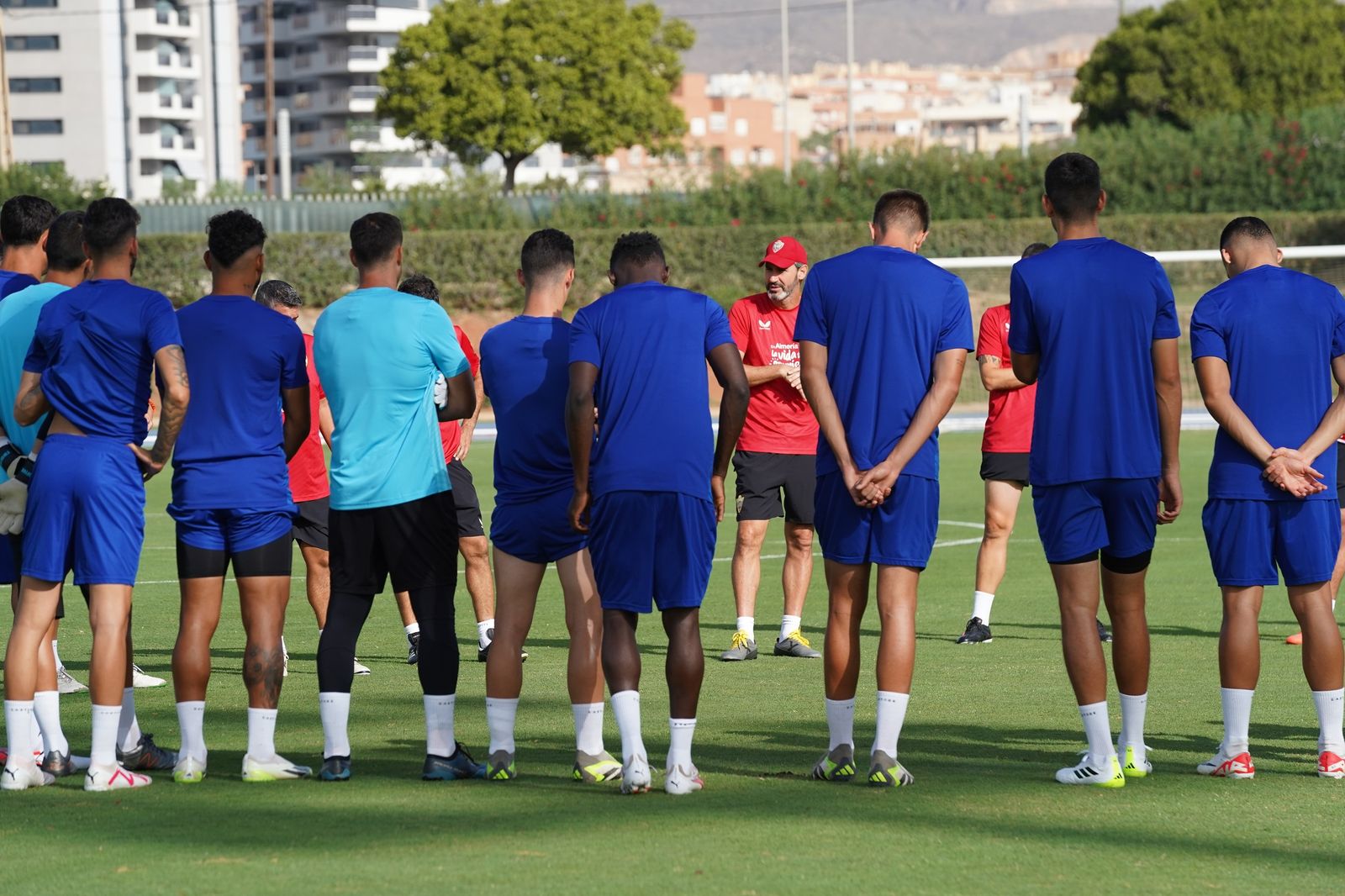 Vicente Moreno charla con su plantilla en el entrenamiento del viernes
