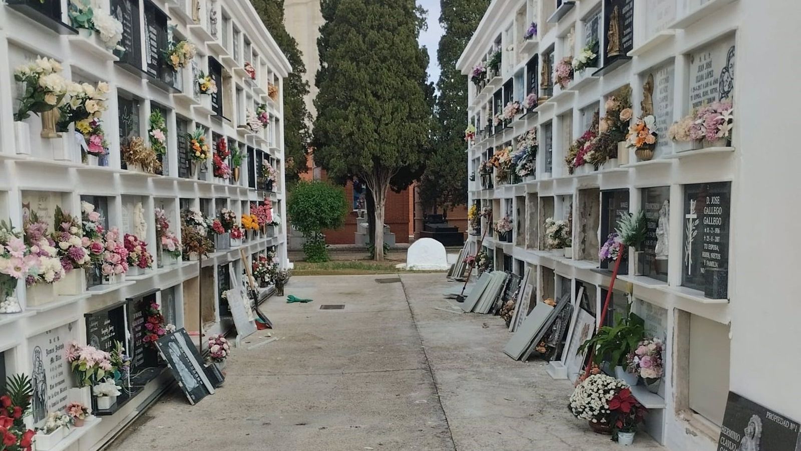 Tumbas profanadas en el cementerio municipal de Utrera