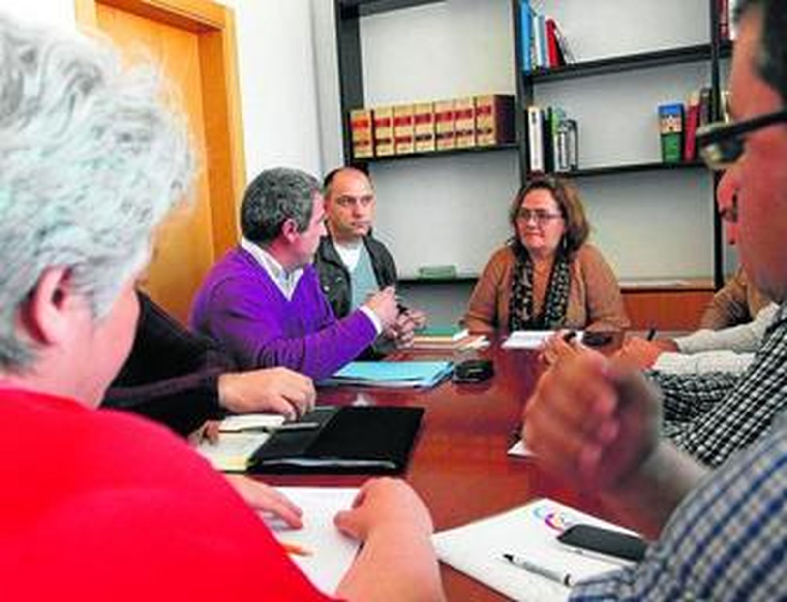 Los taxistas tratan de explicar a María Muñiz sus argumentos para que no apruebe las cinco licencias.