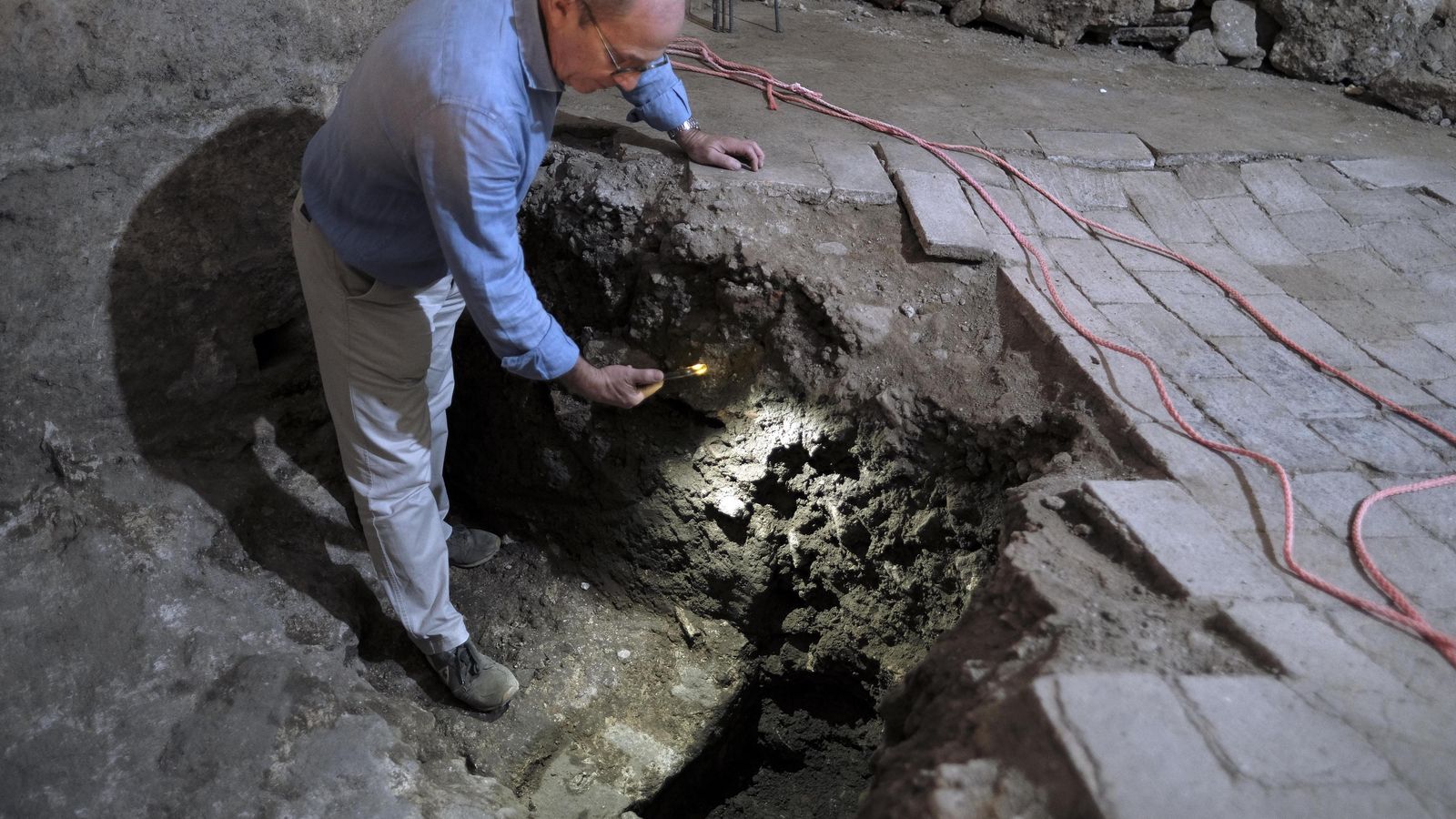 Fernando Amores muestra los restos encontrados del pozo de la sala de los secretos.