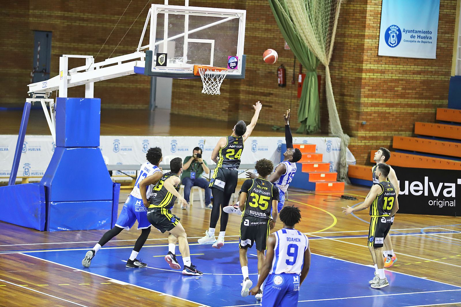 Imágenes de la Primera jornada de la fase final a LEB Plata: Huelva Comercio Viridis vs Refitel Basket Lliria