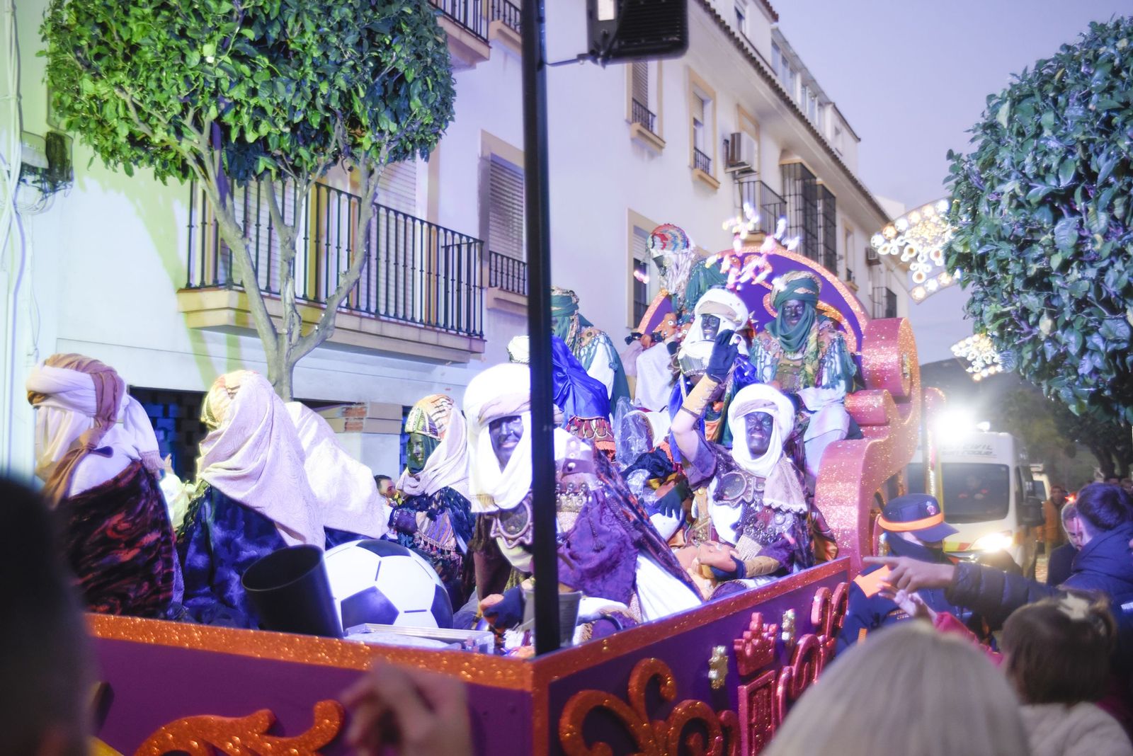 Búscate en las fotos de la cabalgata de Reyes Magos 2026 en San Roque