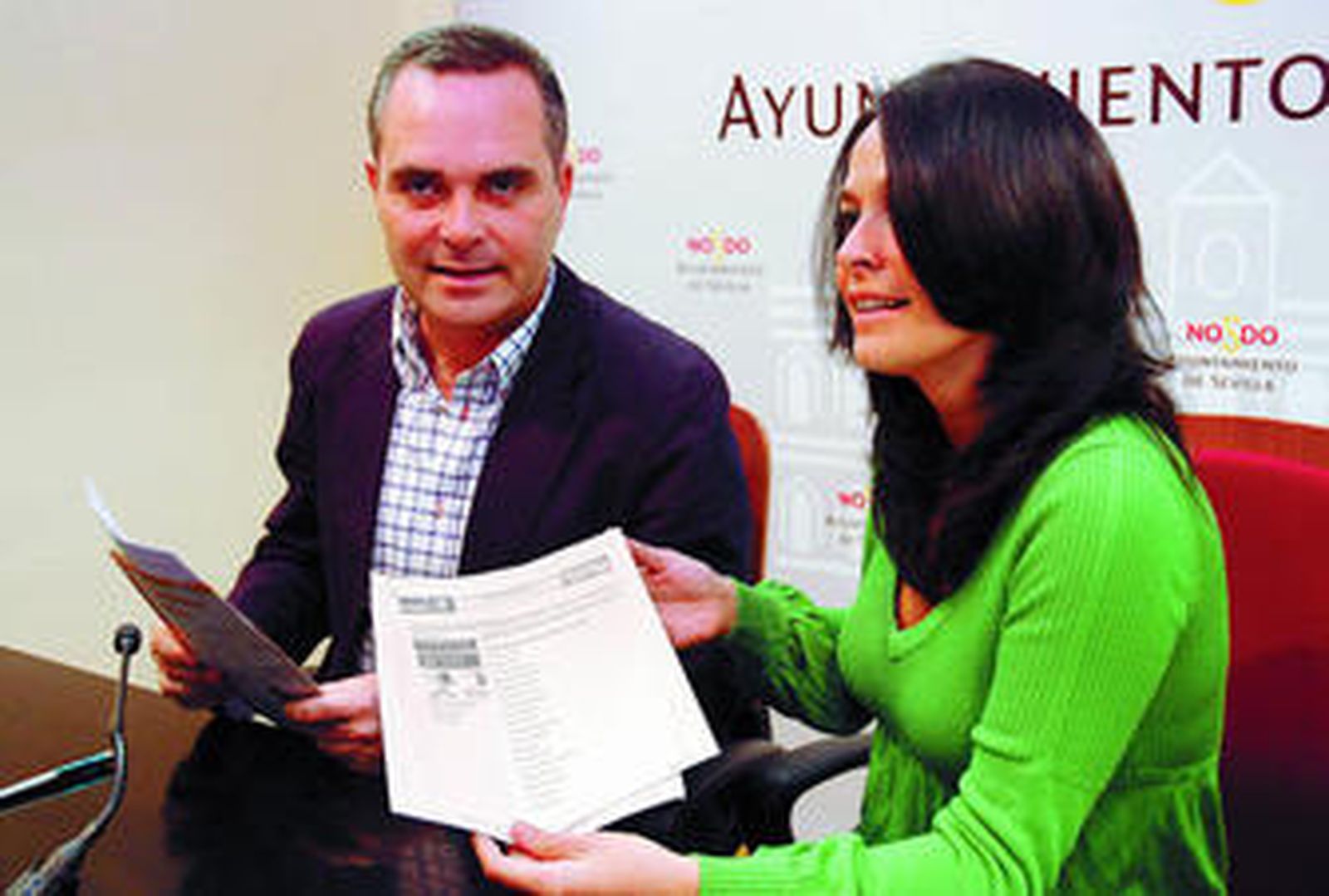 Los concejales del Partido Popular Juan Bueno y Evelia Rincón, durante la rueda de prensa.