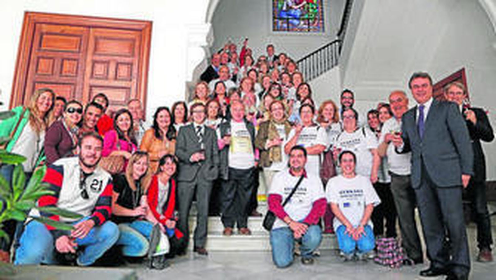 Foto de familia con participantes, controladores y representantes de la UCA, Ayuntamiento y el Consejo Regulador.