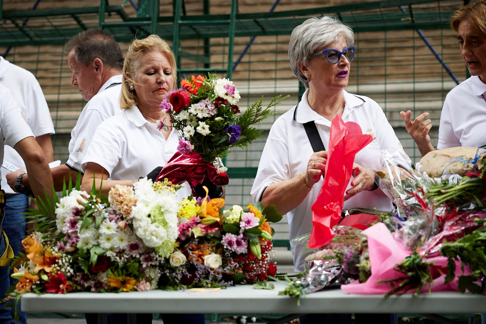 Granada se vuelca con la ofrenda floral en la Basílica de la Virgen de las Angustias