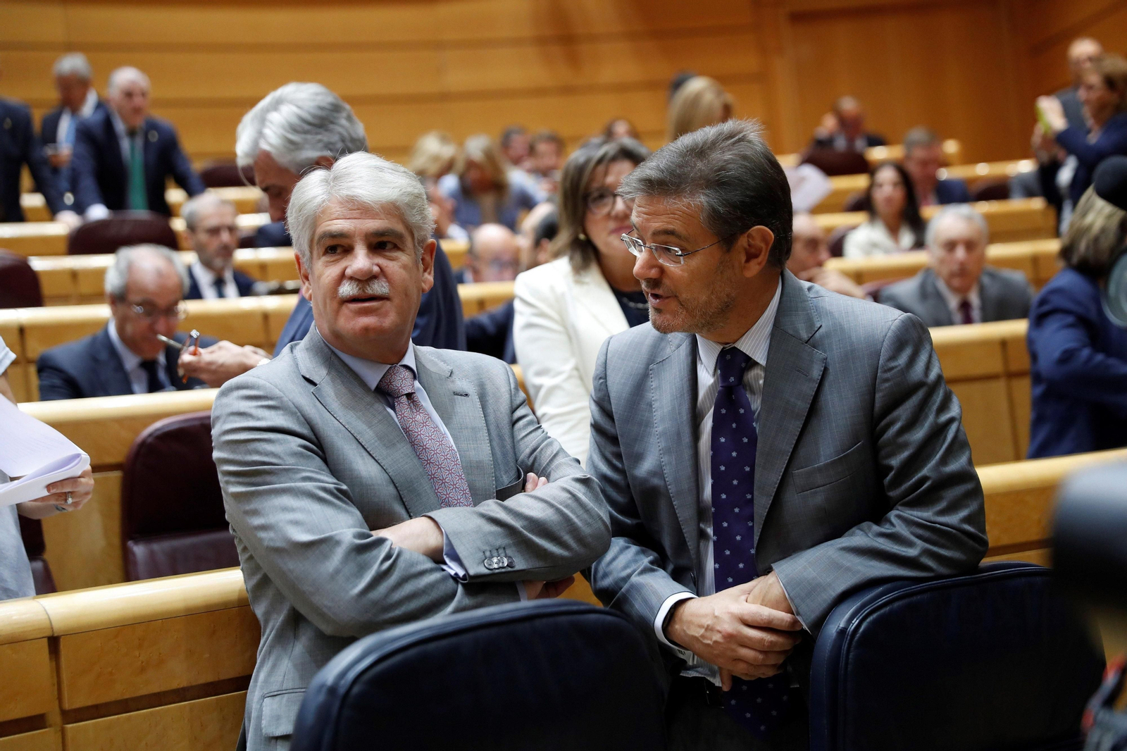 El ministro de Asuntos Exteriores, Alfonso Dastis, y su homólogo de Justicia, Rafael Catalá, ayer en el Senado.