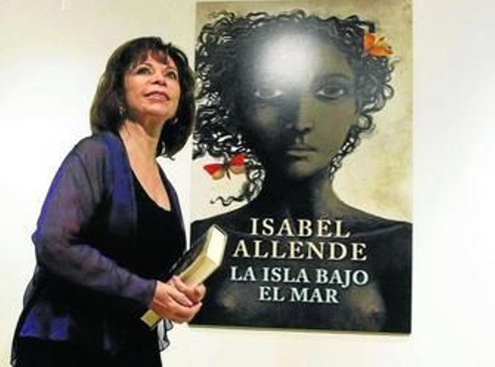 La escritora chilena recientemente durante la presentación del libro 'la isla bajo el mar'.