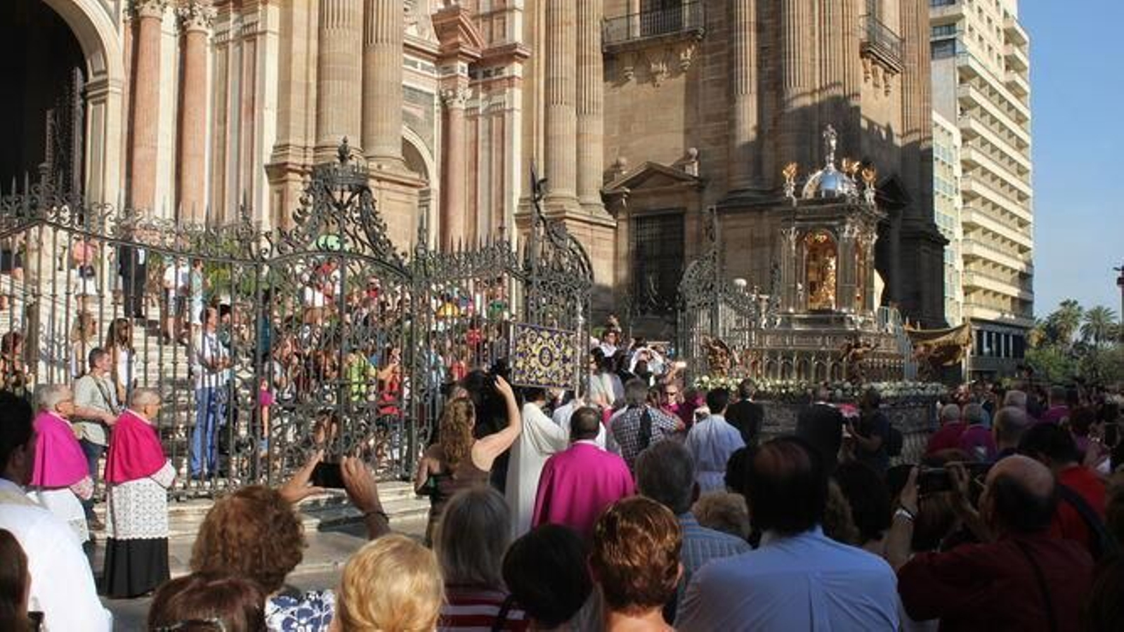 La carroza del Corpus Christi en la plaza del Obispo.