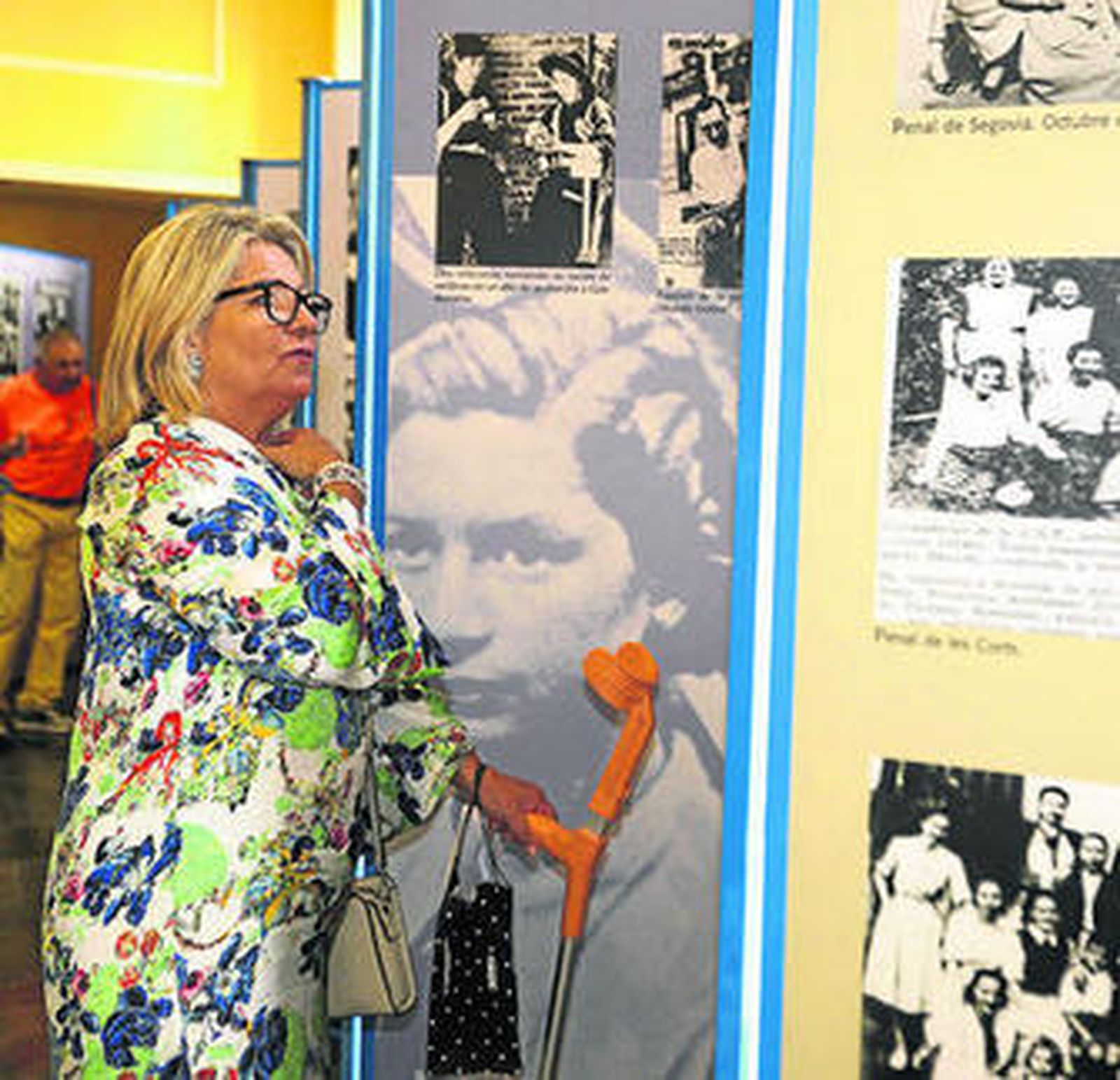 Una mujer contempla las imágenes expuestas desde ayer en el Consistorio.