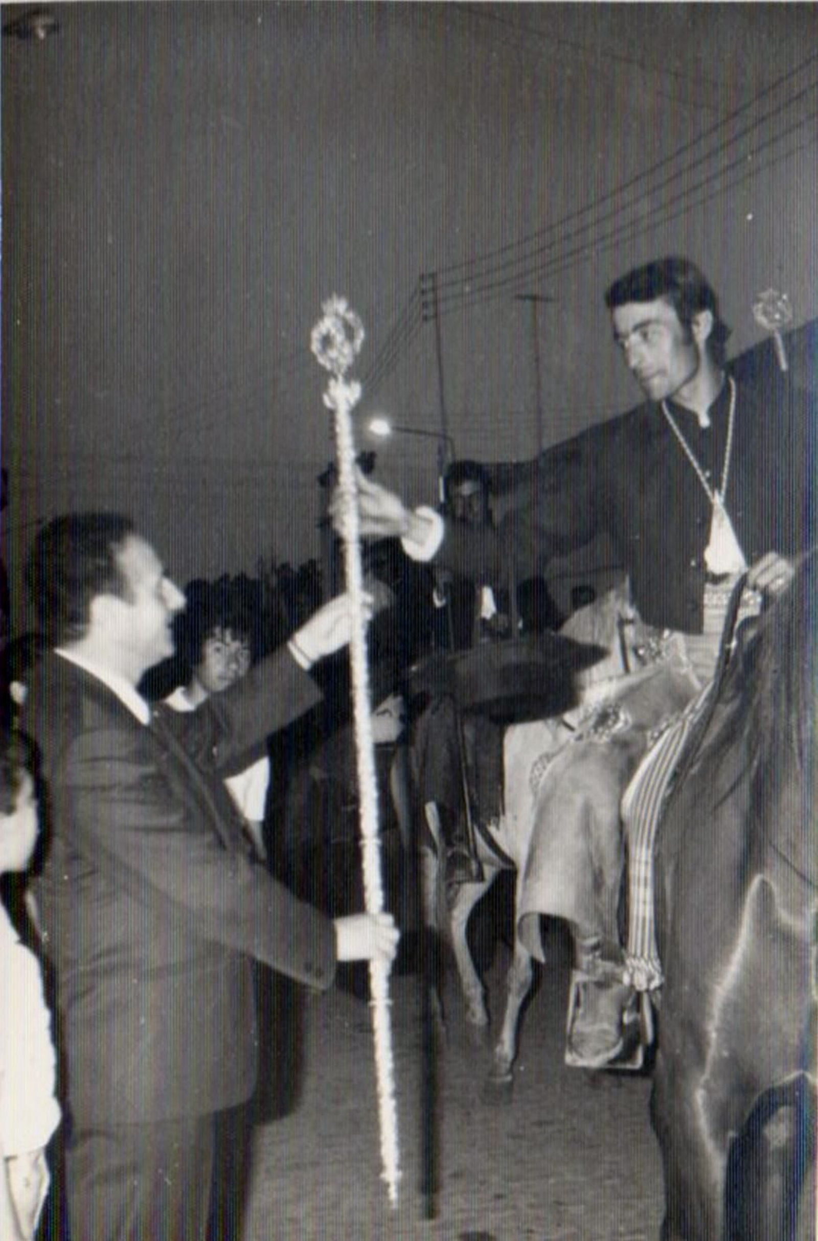 Juan Ruiz a caballo entrega la vara a Martin Reyes el 23 de mayo de 1972.