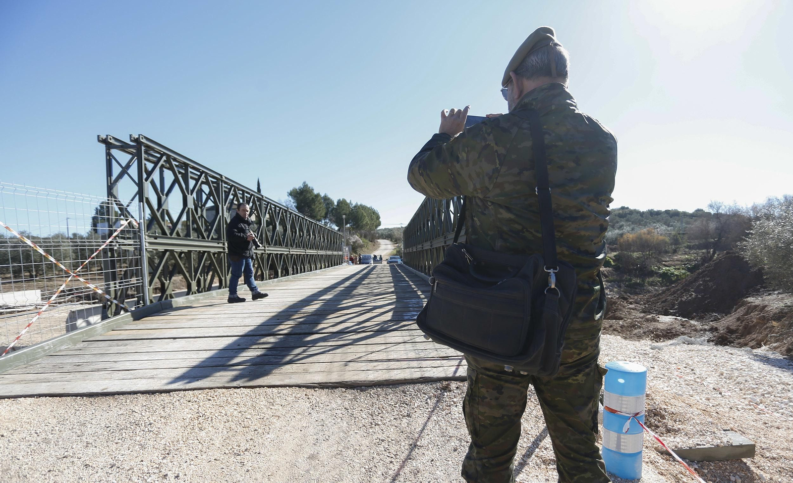 La visita de la ministra de Defensa a los puentes de Casariche y El Rubio, en imágenes