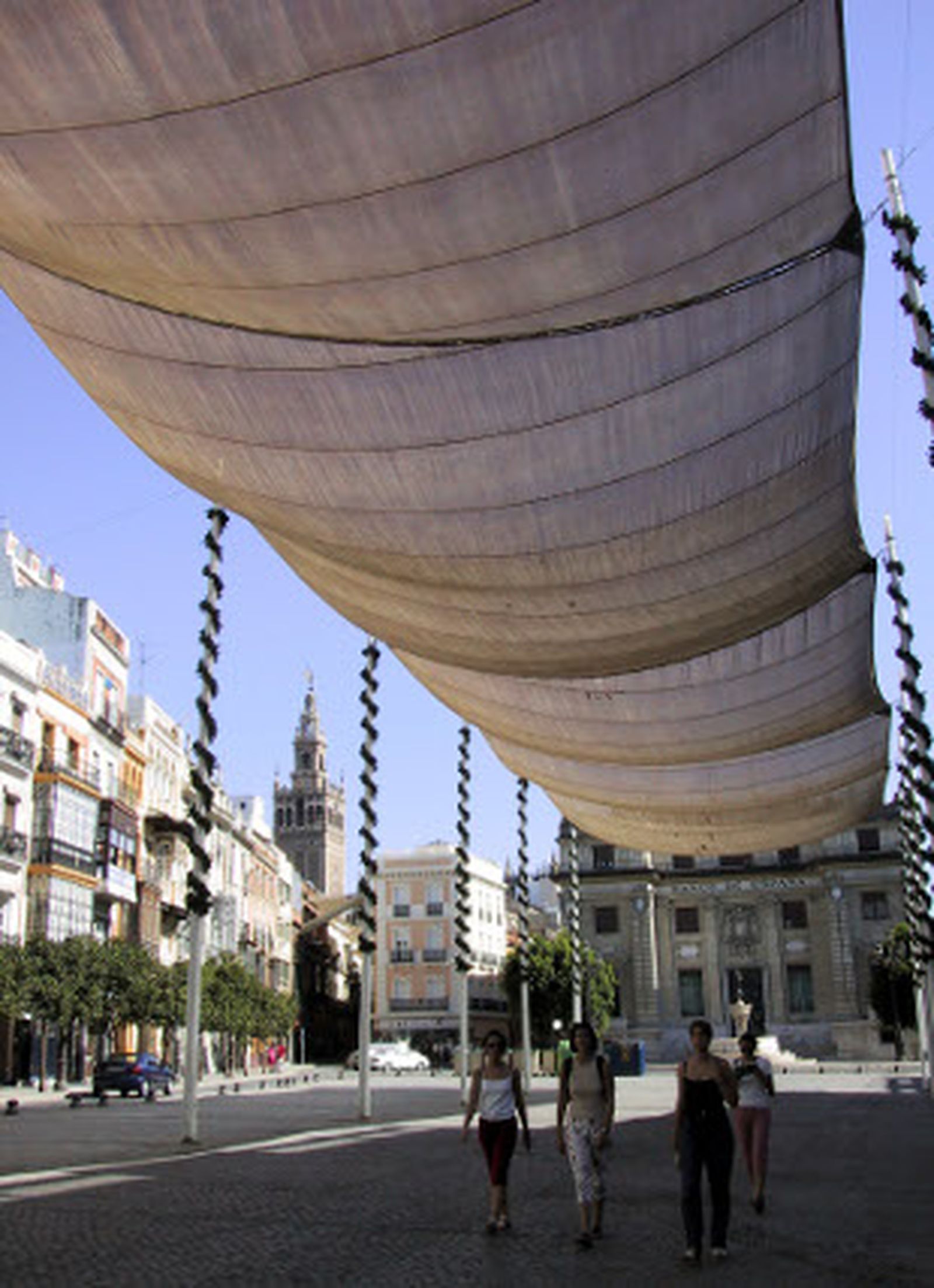 El calor adelanta la colocación de toldos en las calles del centro