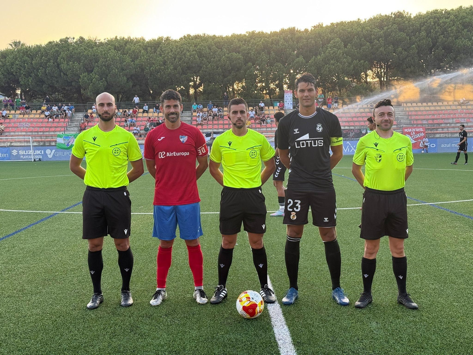 Los capitanes posan con los árbitros en el Muñoz Pérez de Estepona.