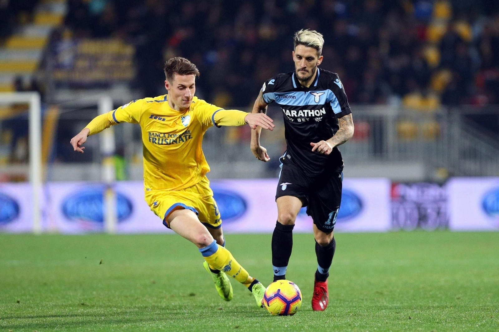 Luis Alberto, a la derecha, ante Pinamonti en el Frosinone-Lazio de esta noche.