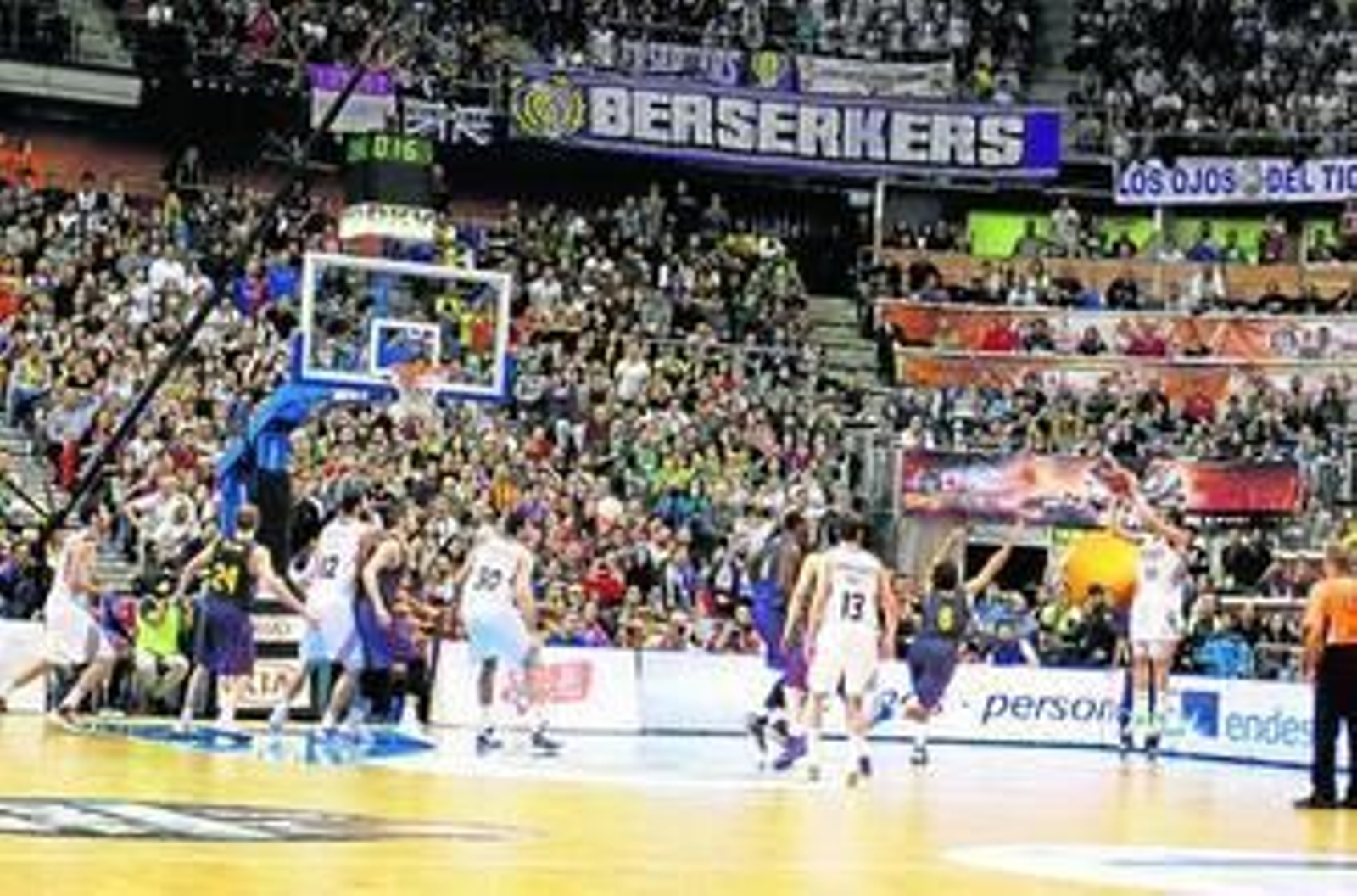 Sergio Llull lanza a canasta el tiro que daría el título al Real Madrid.