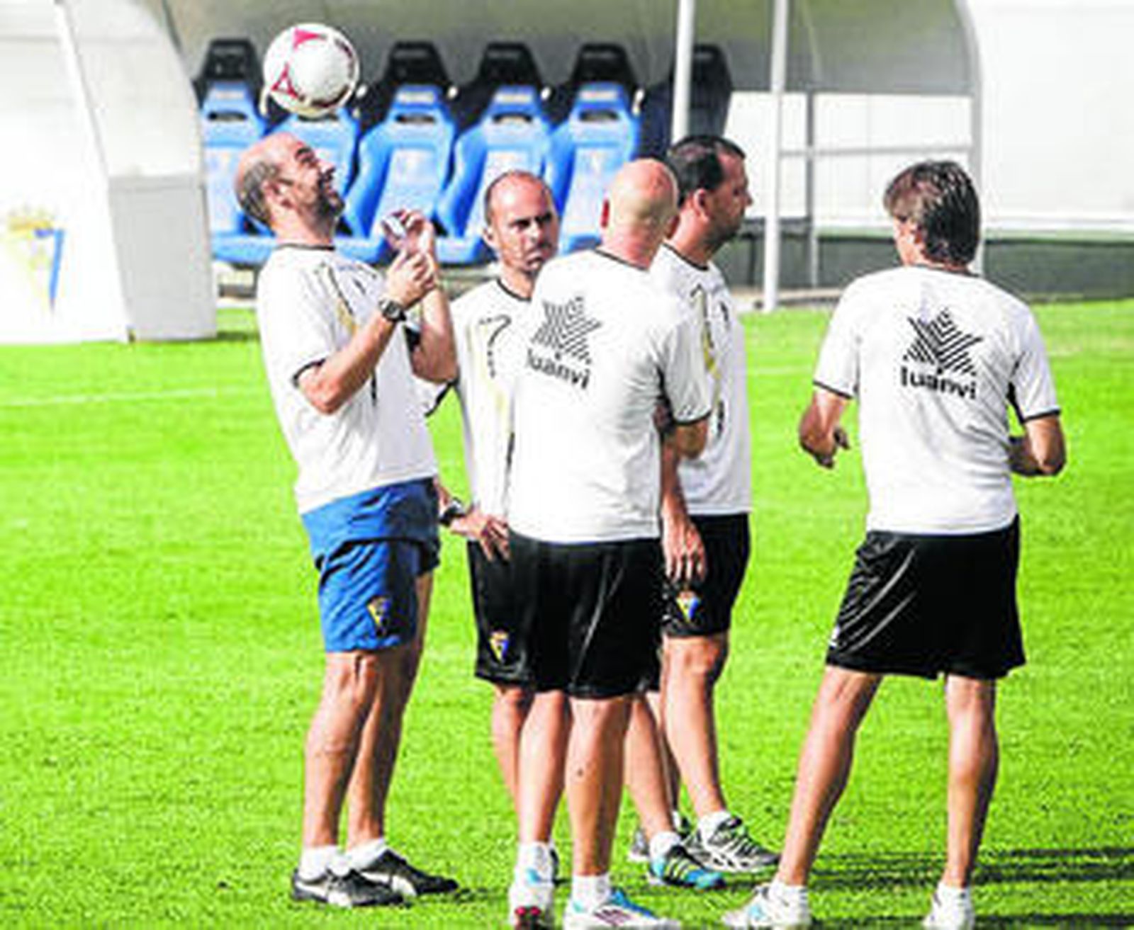 Monteagudo hace acrobacias con un balón en presencia de su cuerpo técnico.
