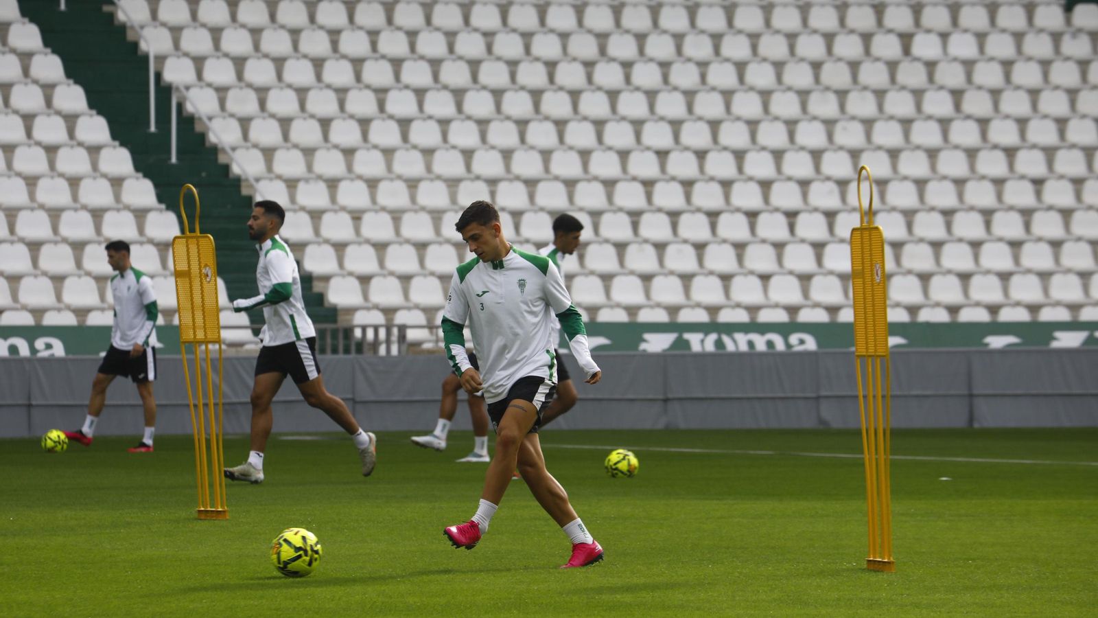 Juan María Alcedo golpea el balón durante un entrenamiento.