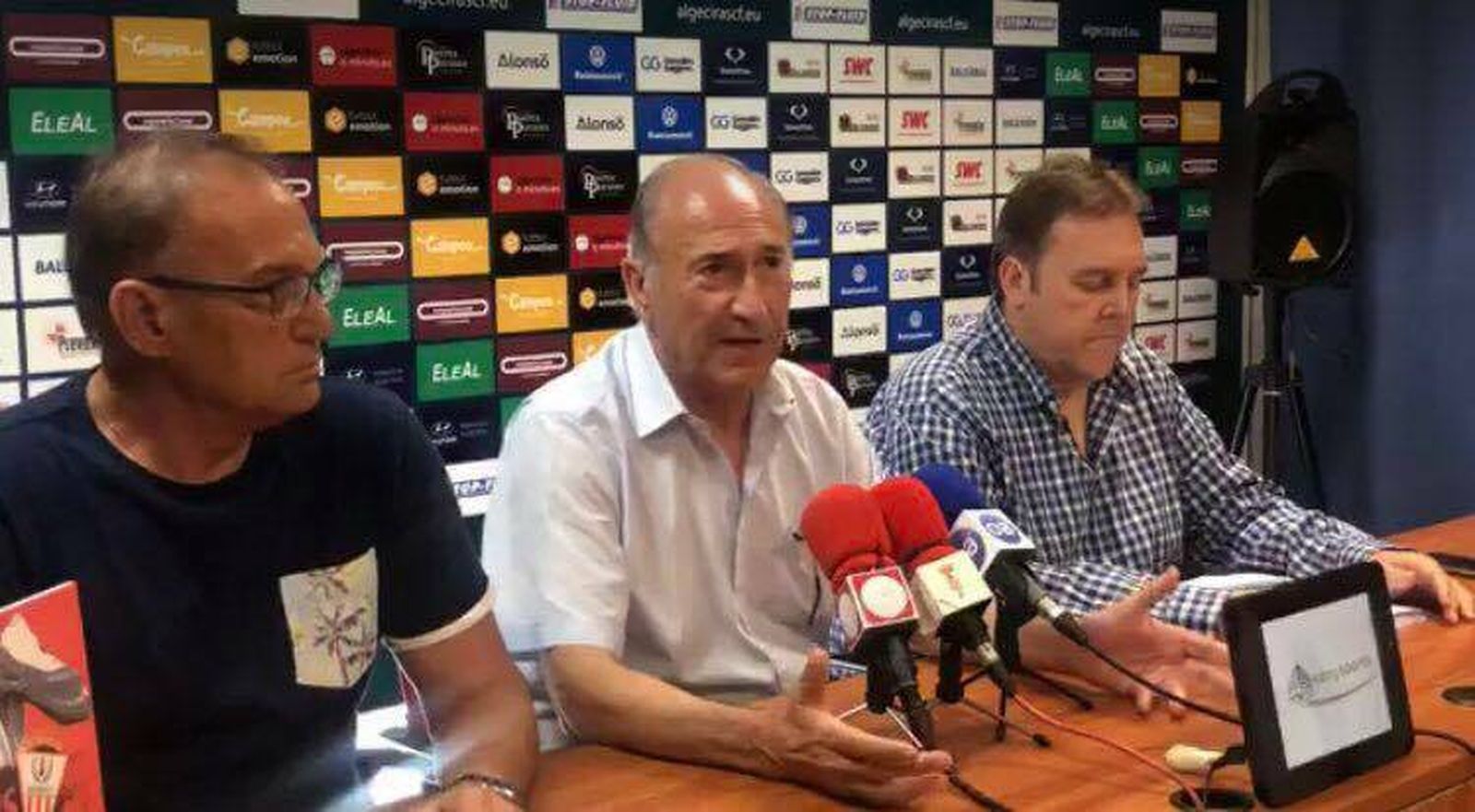 Ricardo Alfonso Álvarez (centro) expone en la presentación de la campaña.