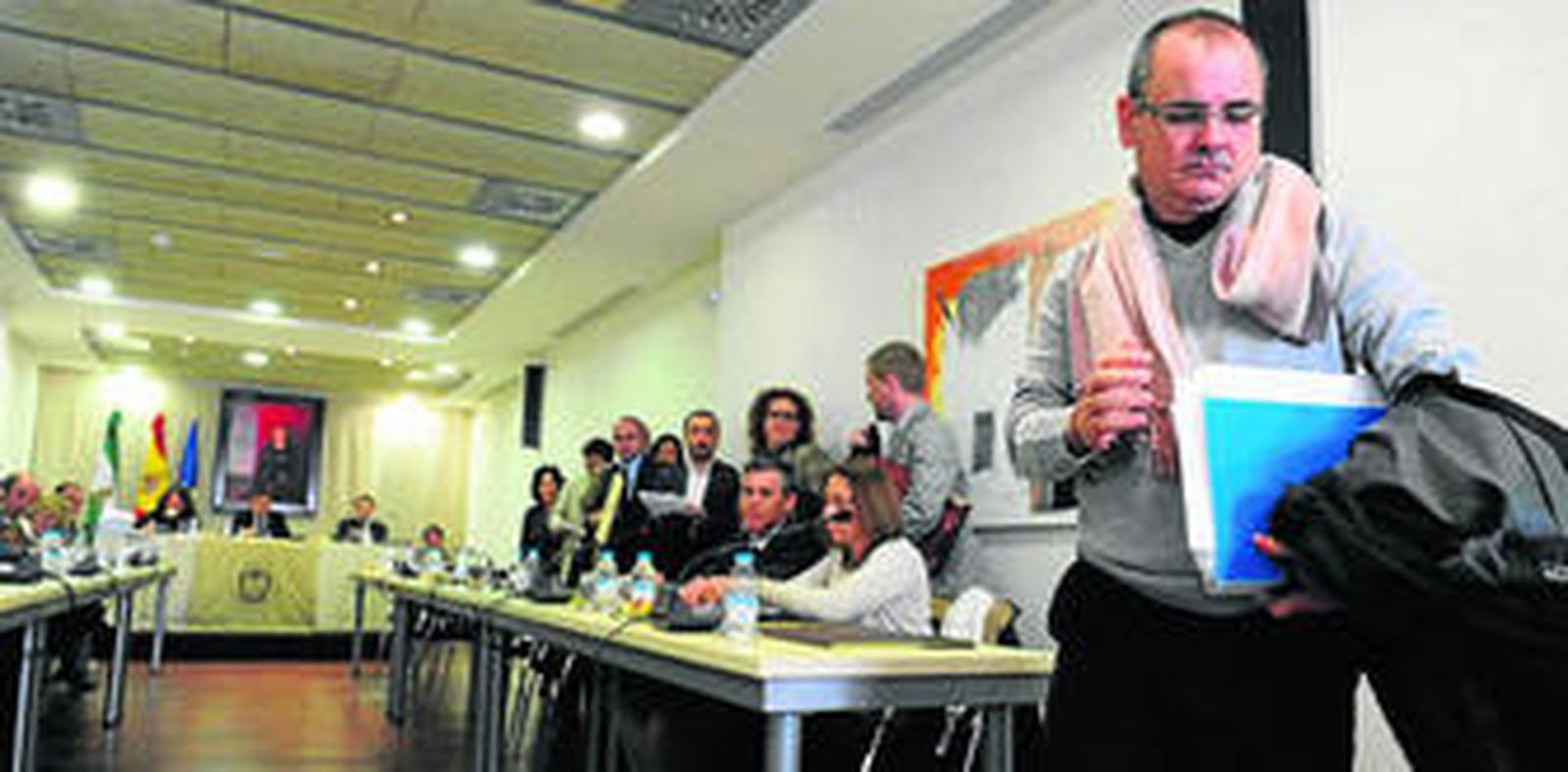 Pedro Reyes (IU) y los miembros de la bancada socialista, el viernes, en el momento de abandonar el pleno.