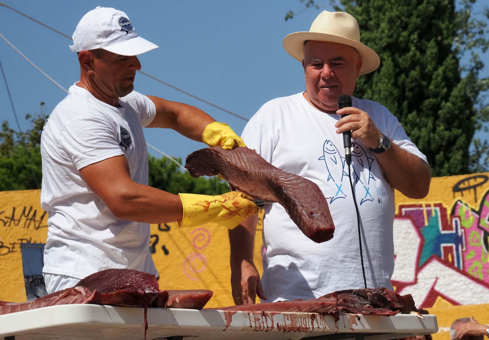 Las espectaculares imágenes del ronqueo de un atún en Isla Cristina