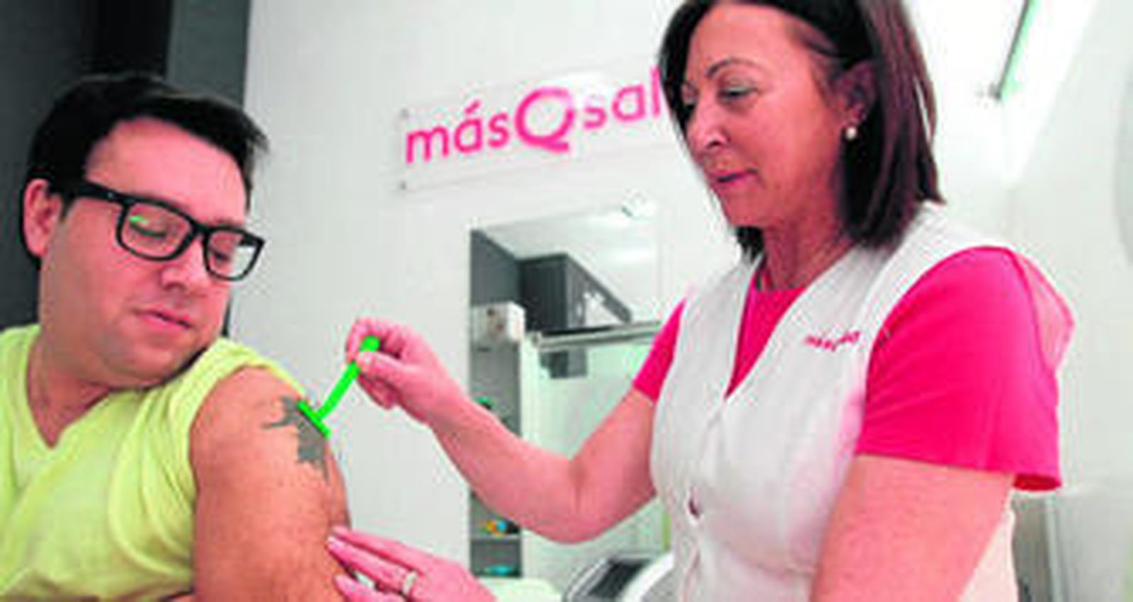 1. Virtudes Fernández fue una de las pioneras en eliminar tatuajes. Hasta su centro de estética llegaban visitantes de otras provincias para borrarlos. 2. La especialista trata a una media de cuatro clientes al día que desean eliminar estas marcas.