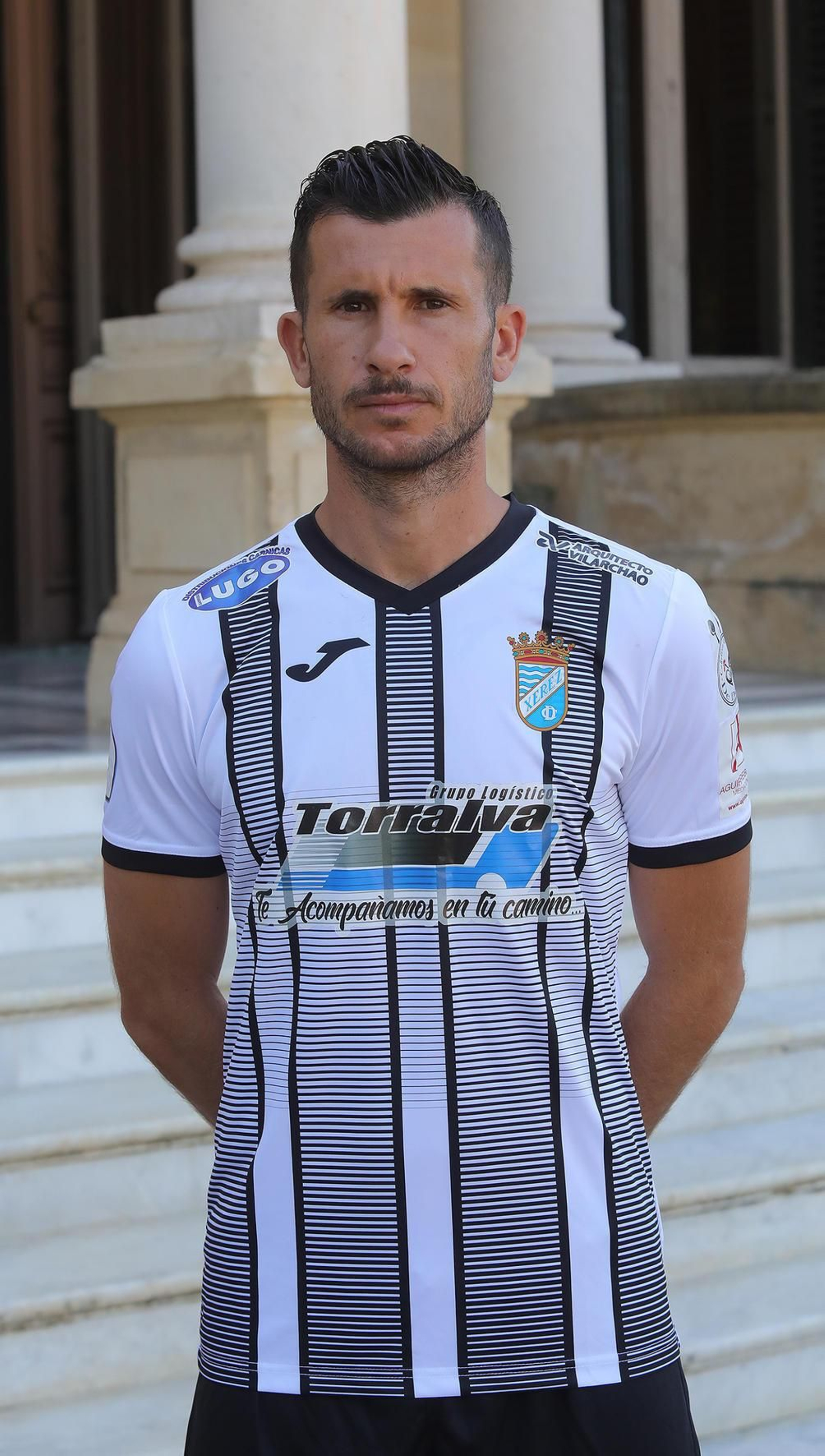 Imágenes de la presentación de las camisetas del Xerez CD en la REAAE