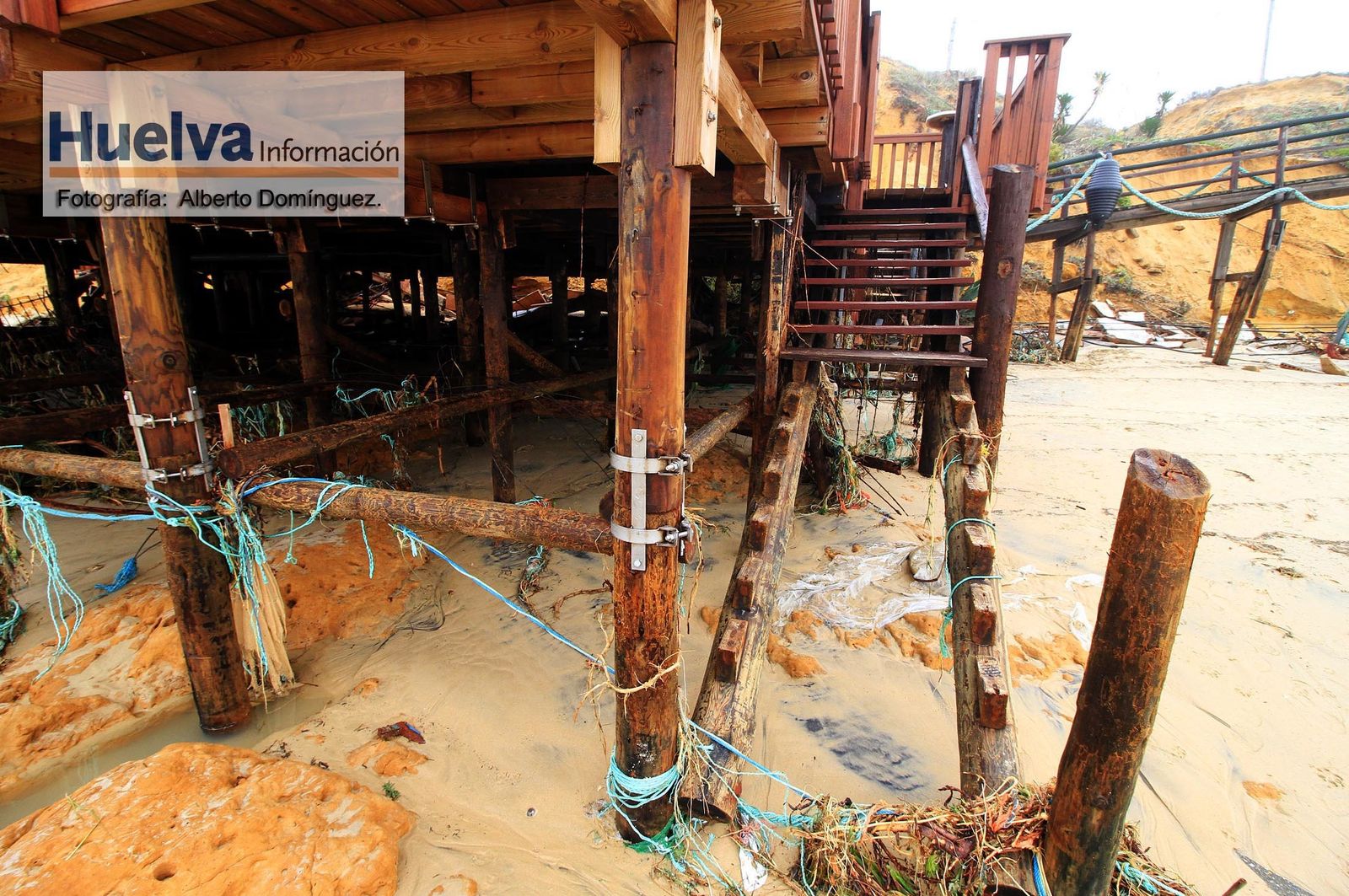 Imágenes del temporal de viento y lluvia en la playa de Matalascañas