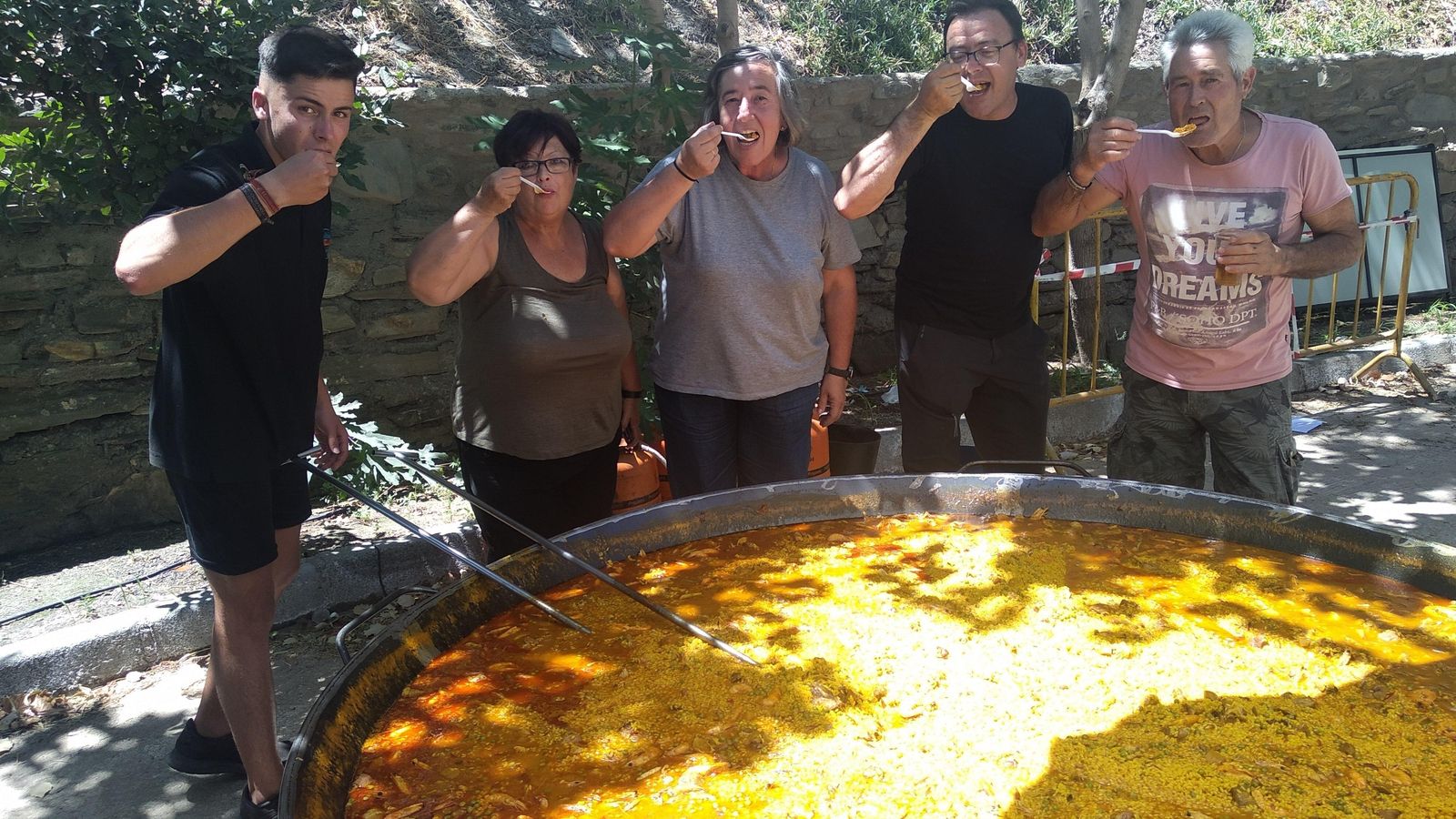 La alcaldesa, Herminia Uroz, prueba la paella popular organizada ayer para todos los vecinos.