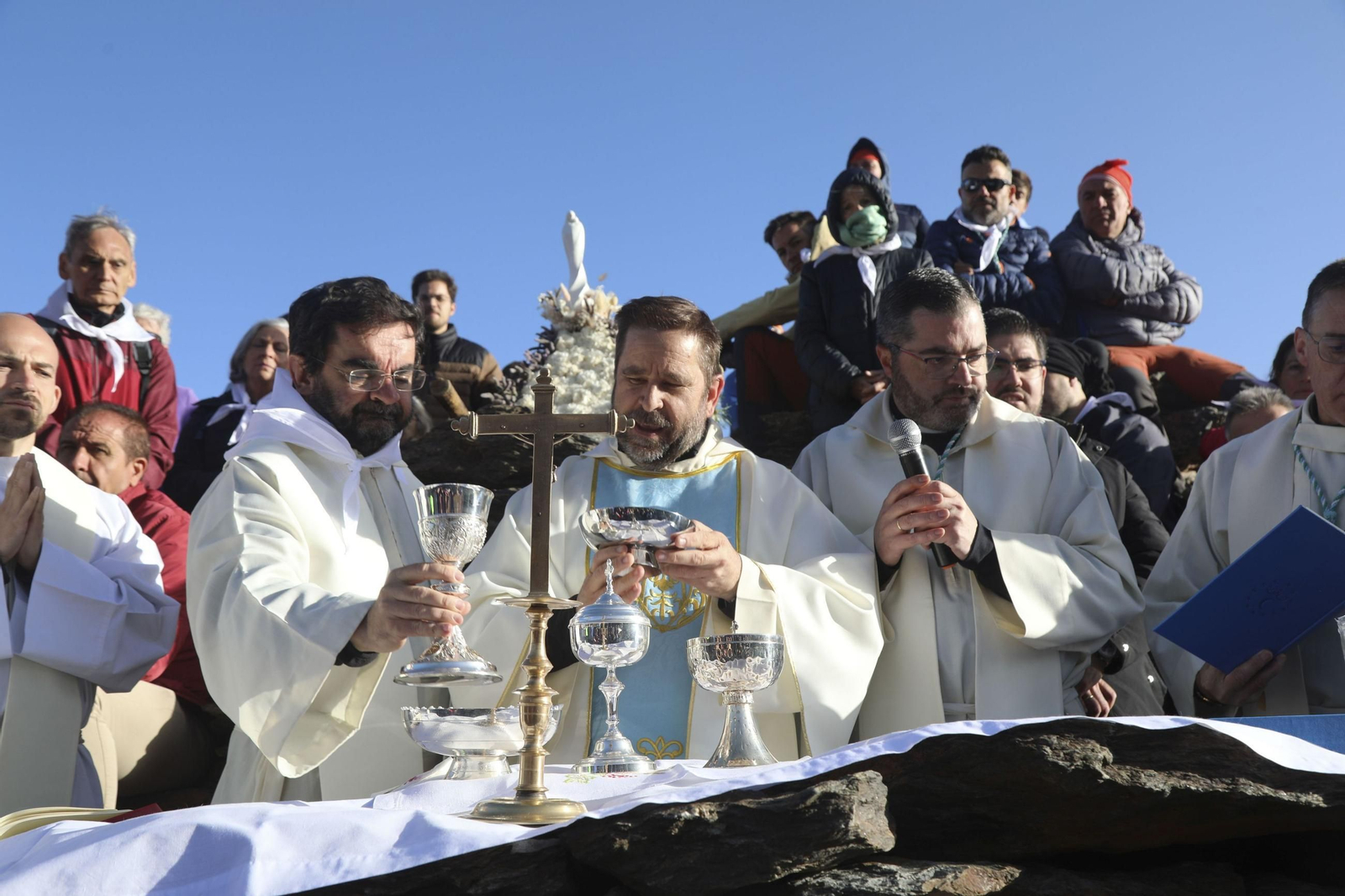 Decenas de persona participan desde la madrugada en la romería a mayor altitud del país, la de la Virgen de las Nieves