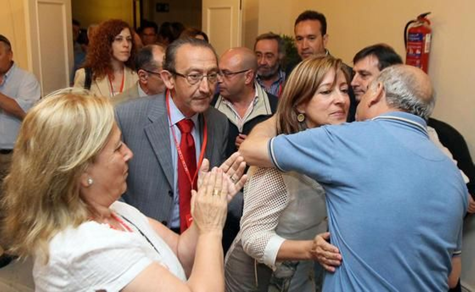 Pilar Sánchez es abrazada por un militante tras conocer la apabullante derrota ante el PP.

Foto: Miguel Ángel González