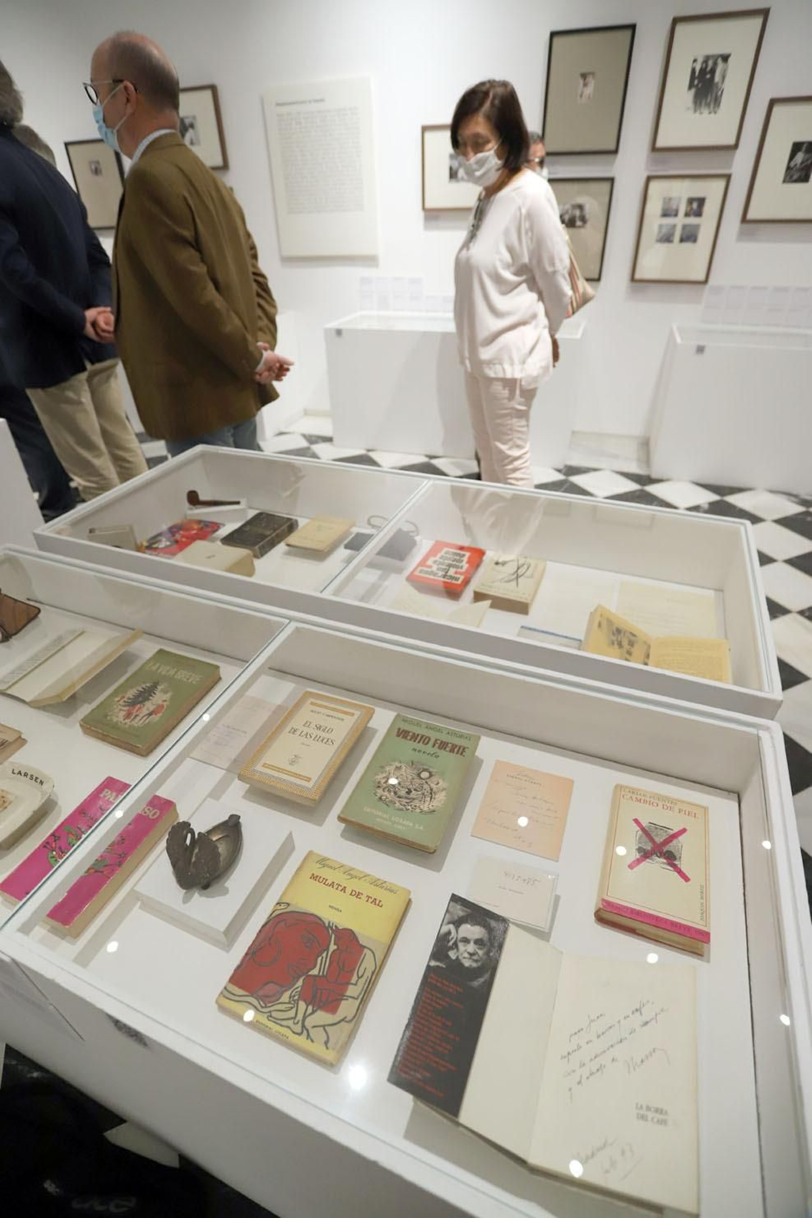 Las imágenes de la inauguración de la exposición 'Los Nuestros. Un puente de palabras'en el Comercial