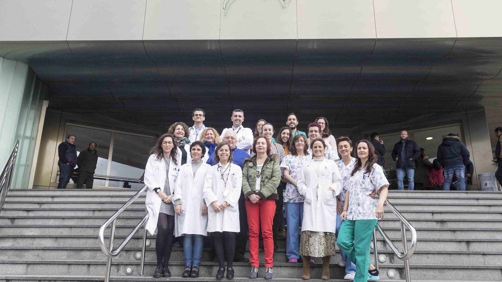 Francisco de la Cerda, Luis Martín, Arantza Quiroga, Jesús Lebrón, Rocío Melero, Cristina Santos, María Pedraja, Ángela García, Inés Marín, Flora López, Rafael Bedoya, Lali Atoche, Raquel de la Valga, Elena Correa, Julia Fijo, Francisca González, María Pacheco, Ana Alcocer y Yolanda Fernández, en el Hospital Infantil Virgen del Rocío.