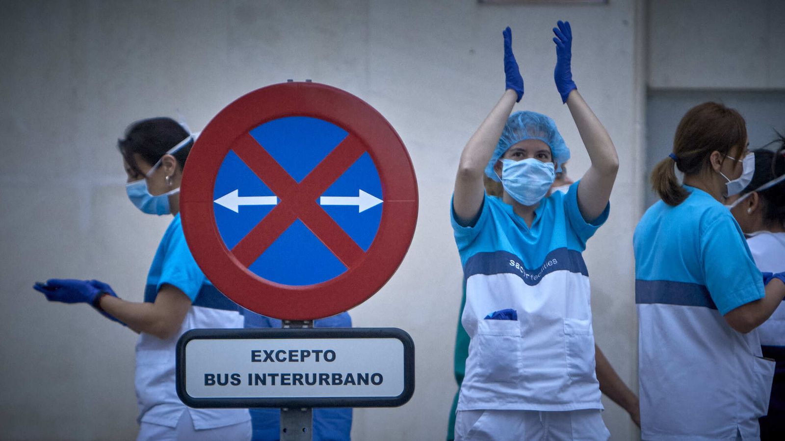 Una mujer devuelve los aplausos a ventanas y balcones