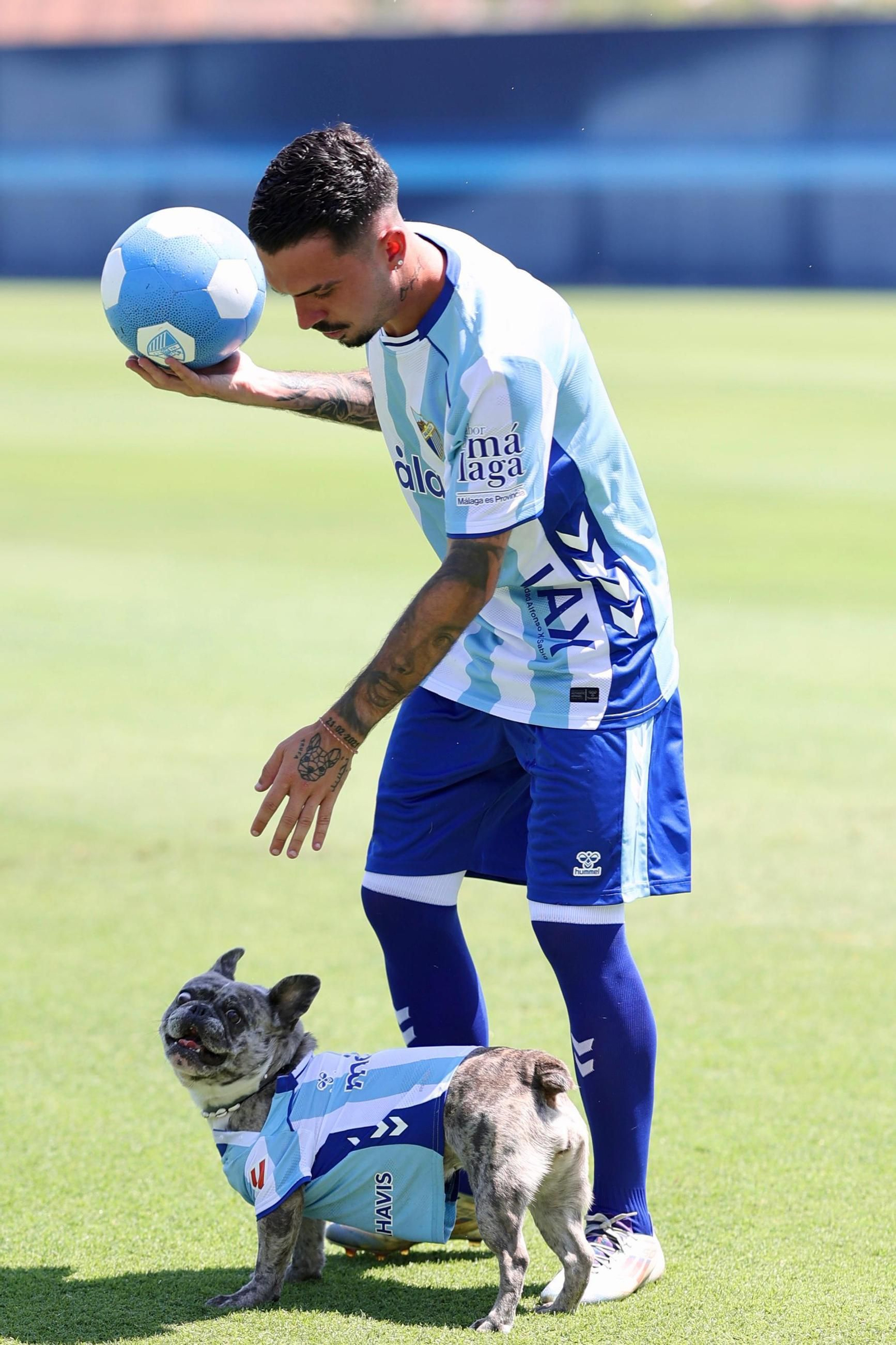 Joaquín Muñoz, radiante y con su gente en su primer día de malaguista
