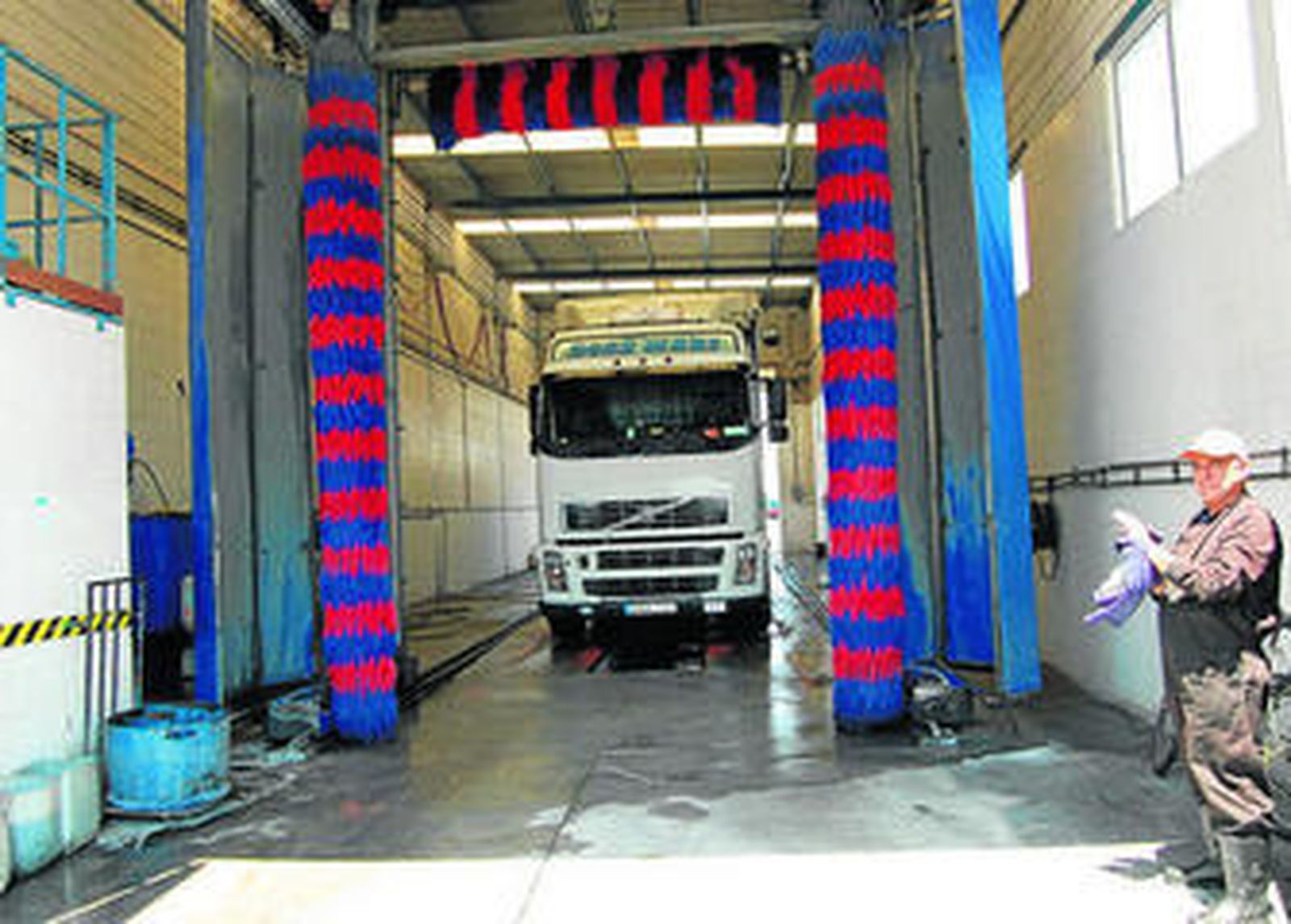 Uno de los camiones pasando por el túnel de lavado.