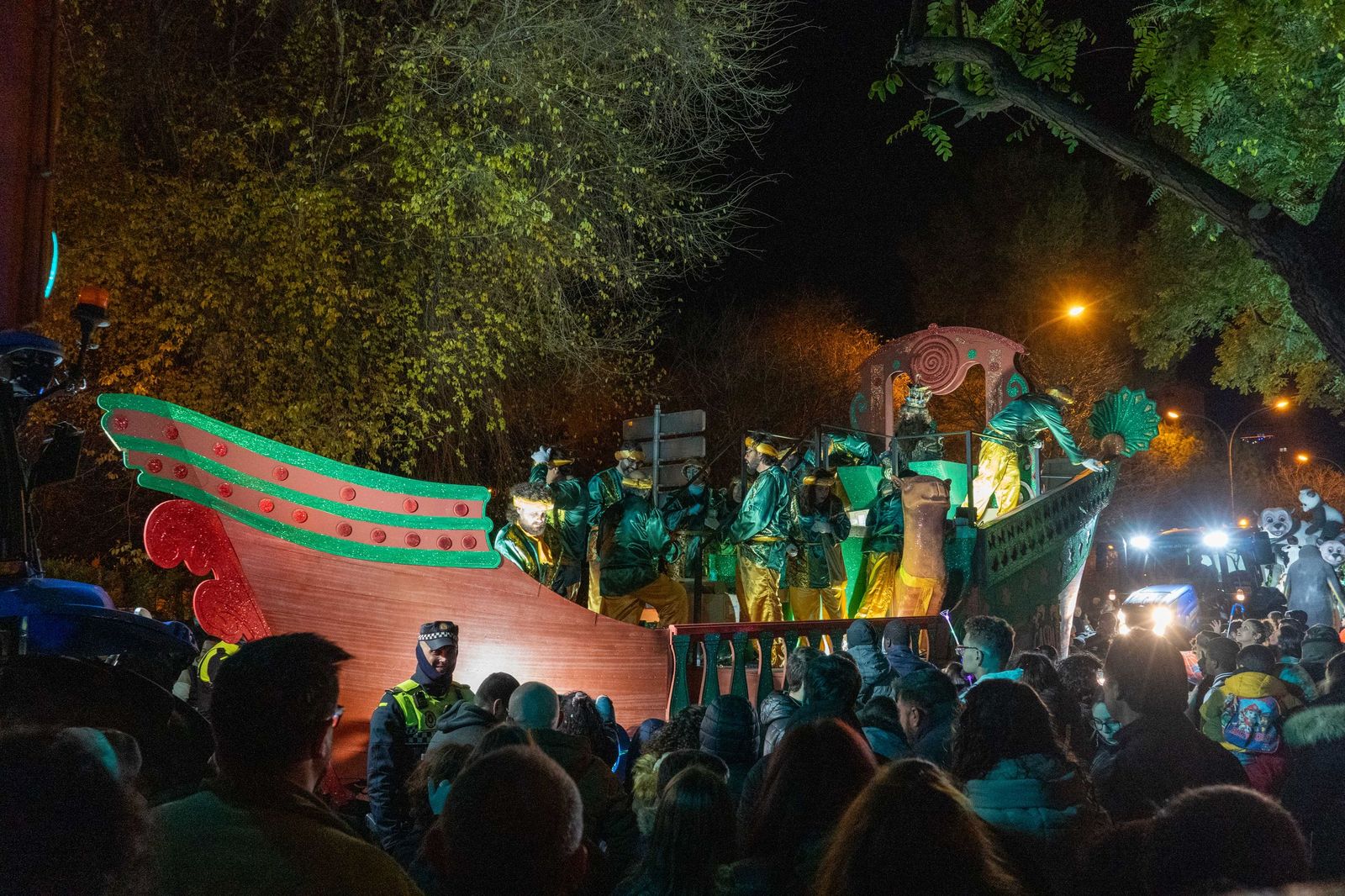 Las mejores fotografías del recorrido y la llegada al ayuntamiento de la cabalgata de Reyes Magos 2026