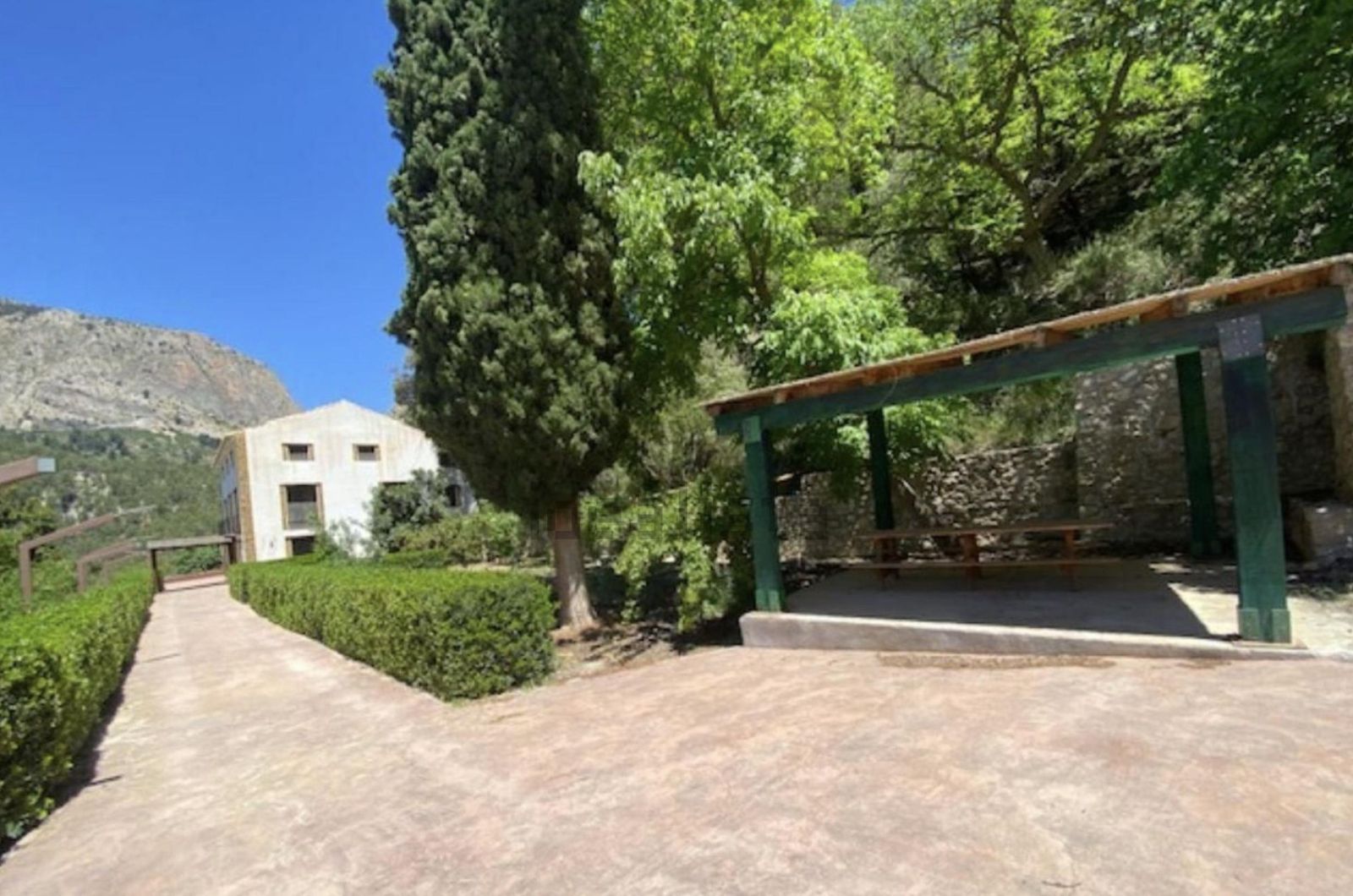 Una casa que cuenta con lujos y muchas hectáreas de finca