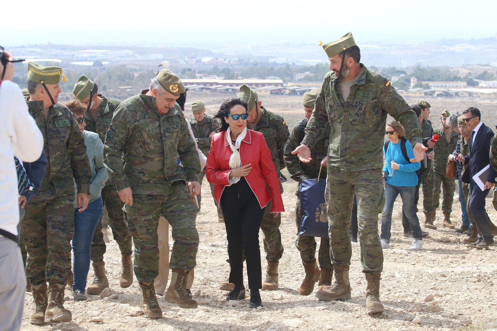 Imágenes de la visita de la ministra de Defensa a la base militar de Viator