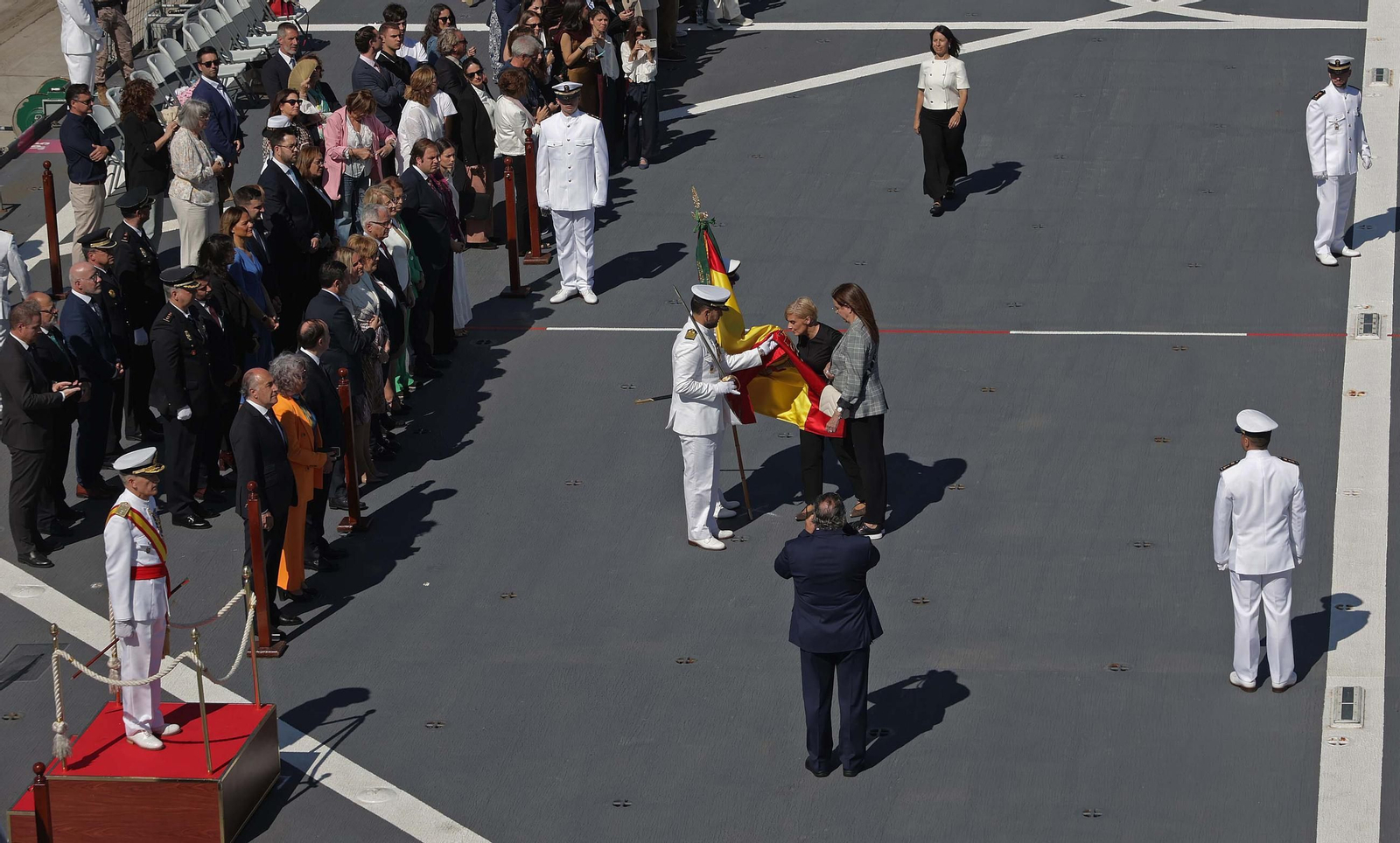 Fotos de la Jura de Bandera para personal civil a bordo del Buque de Asalto Anfibio 'Castilla' en Algeciras