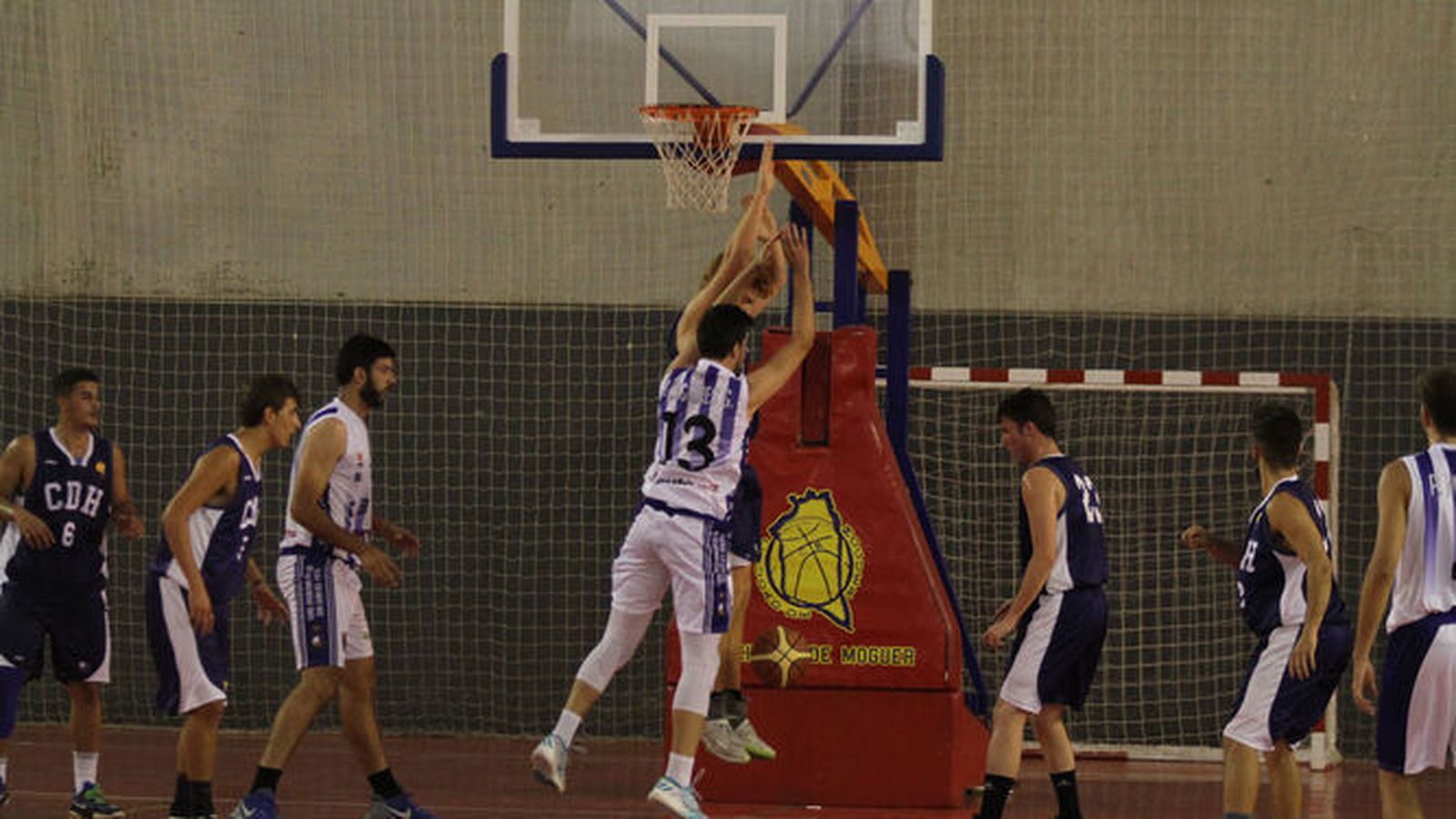 Un partido de baloncesto en Moguer, en una imagen de archivo.