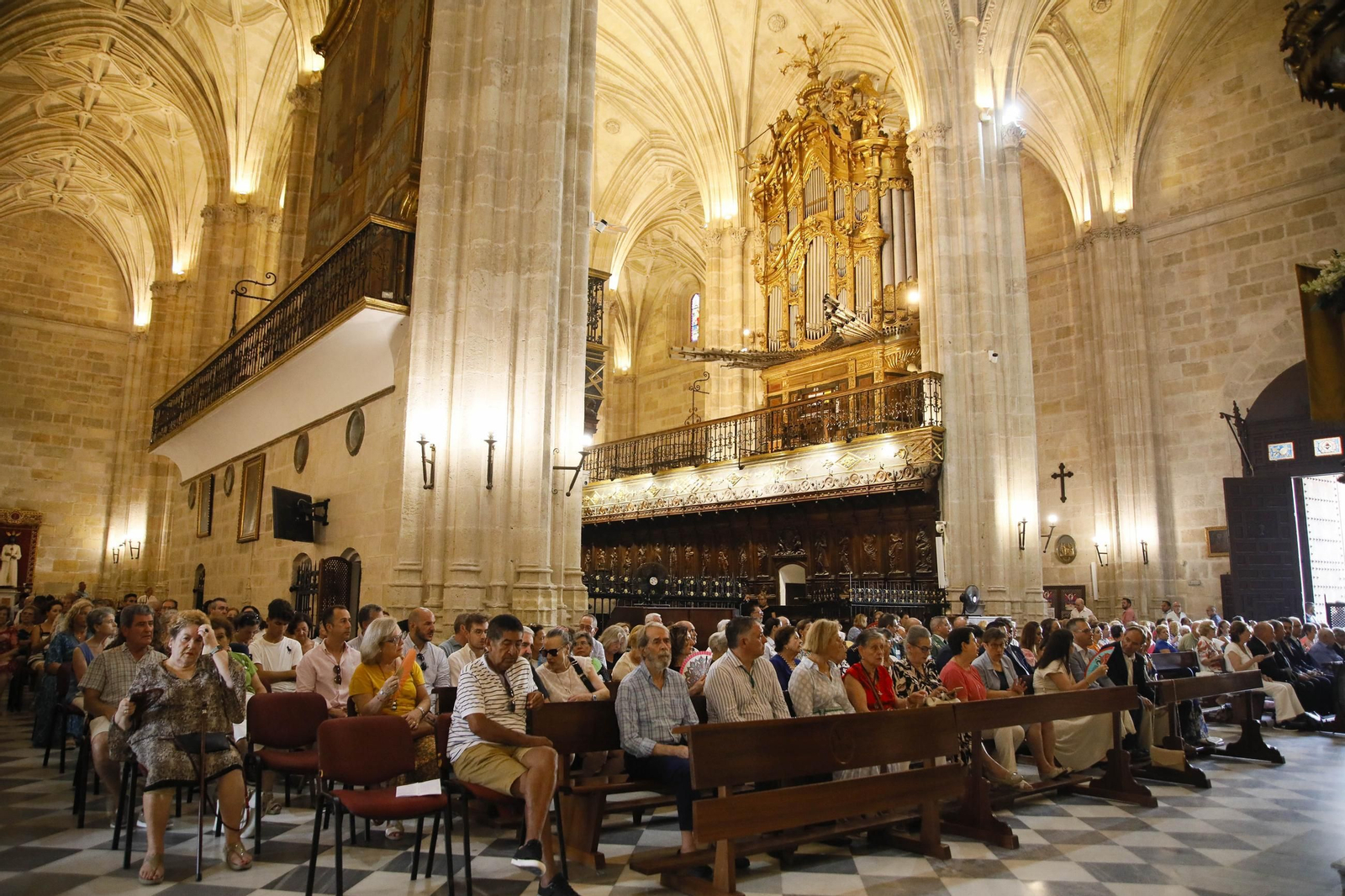 Las imágenes de la santa misa estacional presidida por el obispo de Almería, con la interpretación de Anacrusa