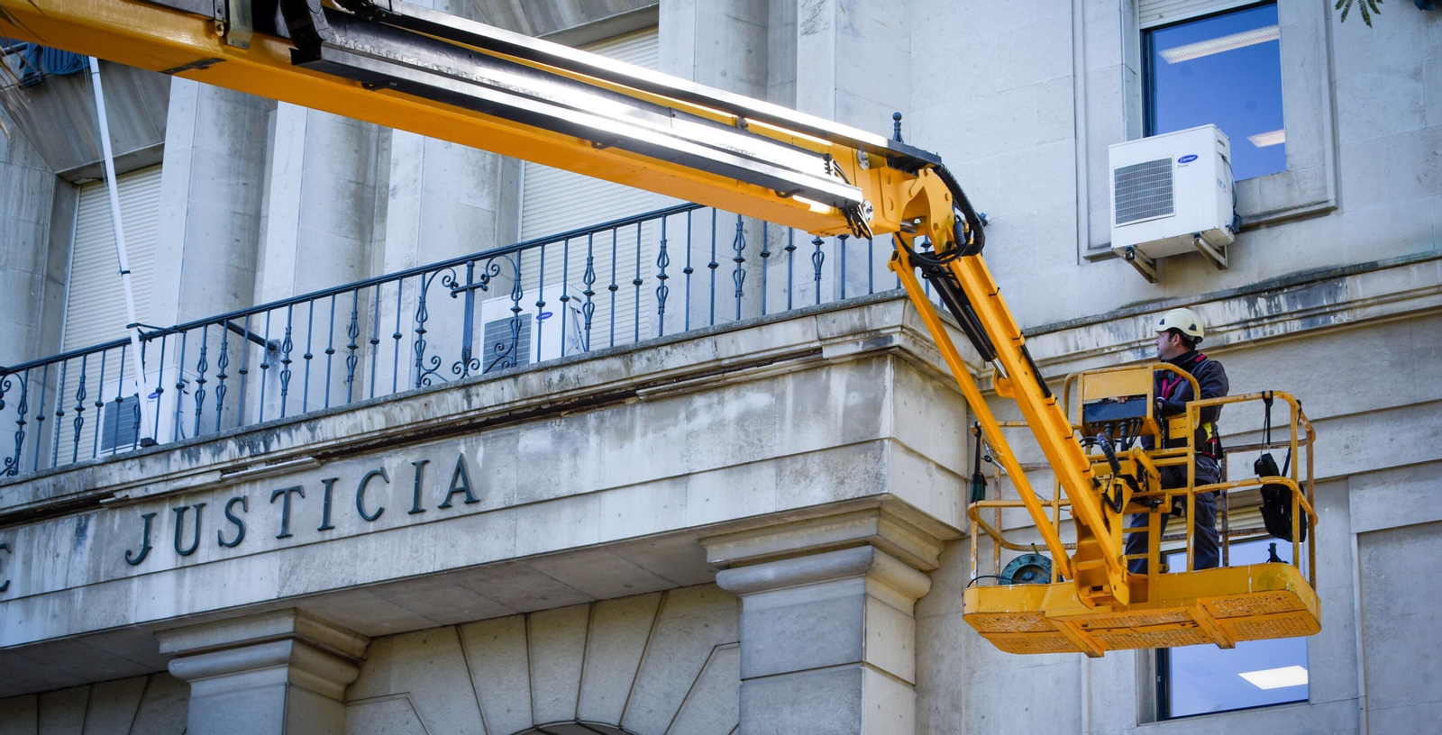 Un operario durante los trabajos que la Junta encargó en 2023 para radiografiar la Audiencia de Sevilla.