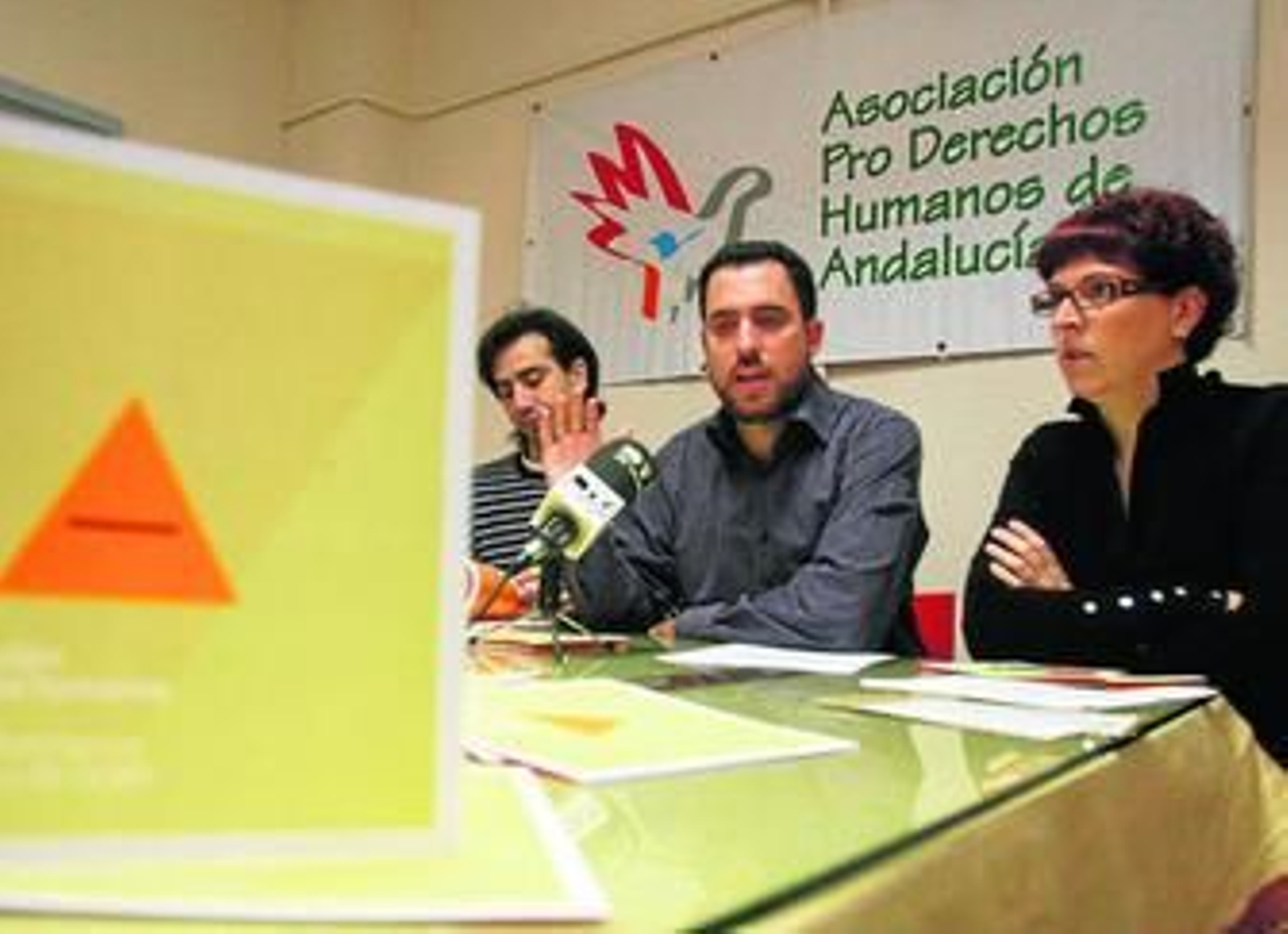 Valentín Aguilar, en el centro, junto a Carlos Arce y María José Serrano, ayer en la sede que APDH tiene en la barriada de Las Moreras. Valentín Aguilar, en el centro, junto a Carlos Arce y María José Serrano, ayer en la sede que APDH tiene en la barriada de Las Moreras.