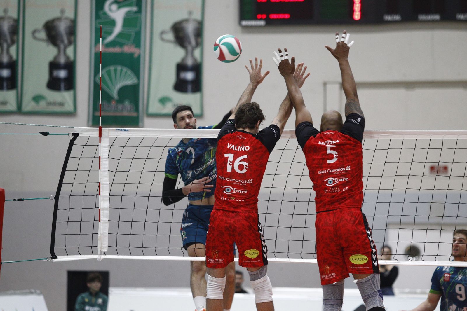 El opuesto del conjunto ahorrador realiza un remate durante el partido frente a Bus Leader San Roque.